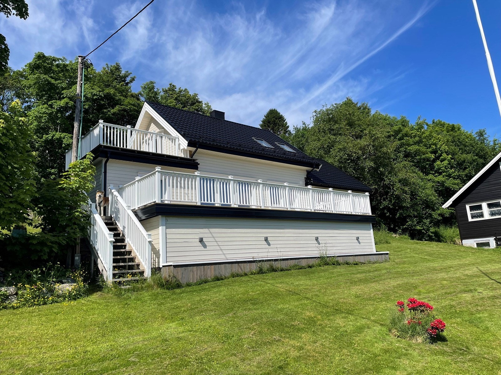 Velkommen til Øvre Harsvika 21 - en innbydende enebolig på stor tomt, med fantastiske sol- og utsiktsforhold. Stokkøya er knyttet til fastlandet med broforbindelse, og ligger omtrent to timers kjøring fra Trondheim. Bildet er tatt av selger. Galleribilde
