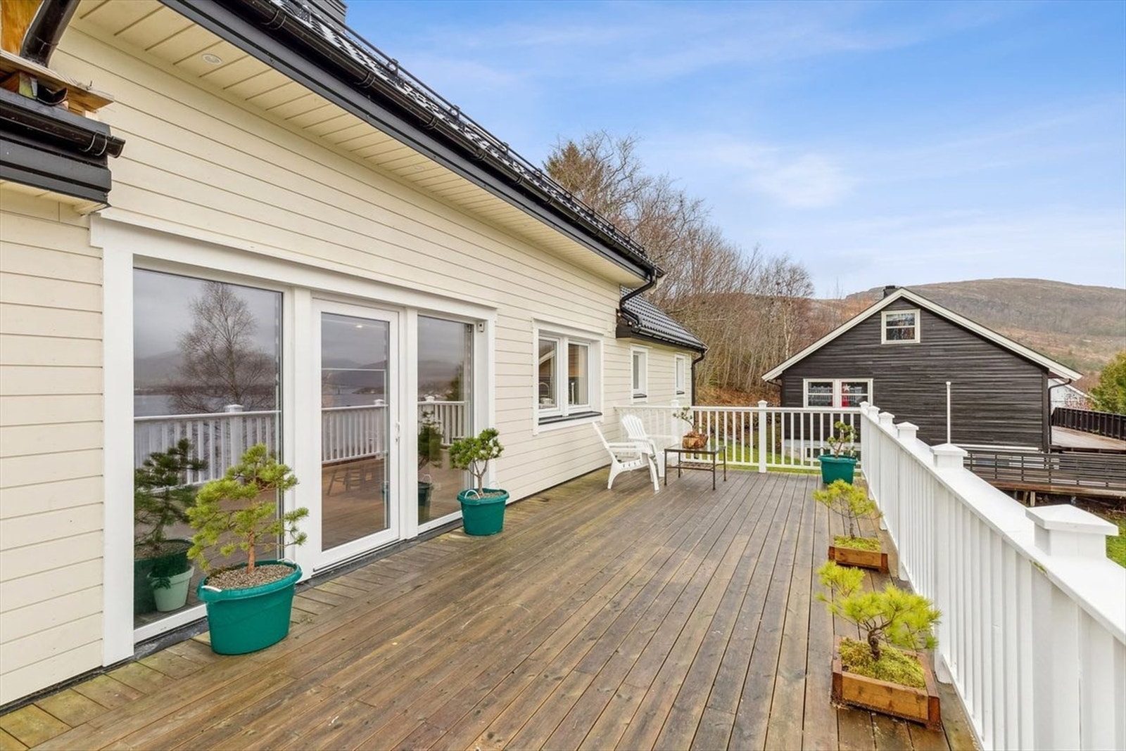Stokkøya er kjent for sin vakre kystnatur, åpne landskap og en av regionens fineste sandstrender. På Hosnasand finner man en lang, lys sandstrand og den anerkjente Strandbaren. Eiendommen har et stort utleiepotensial grunnet høy turisttrafikk i området. Galleribilde