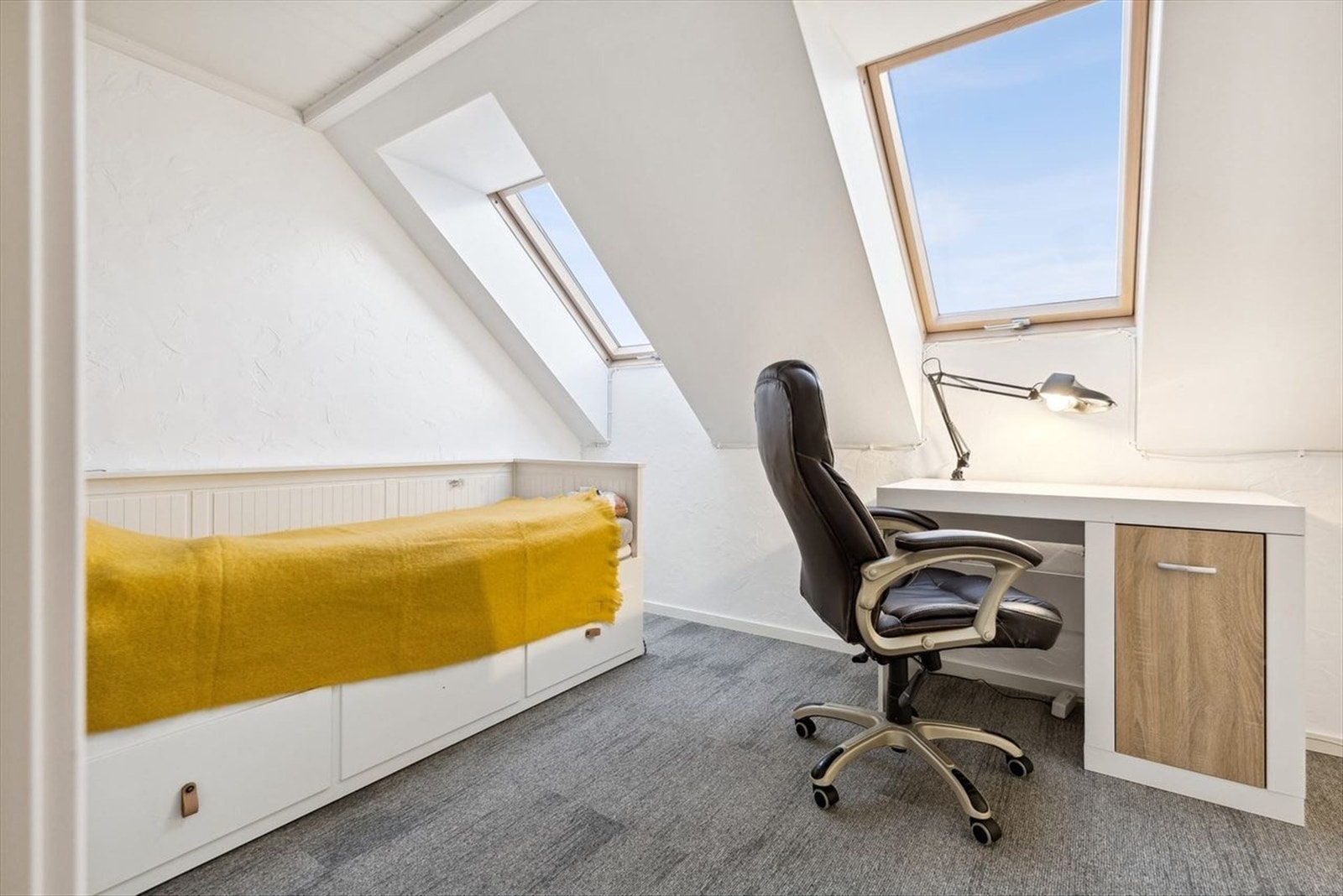 Soverom 3 i loftsetasjen er på 9 kvm gulvareal. Galleribilde
