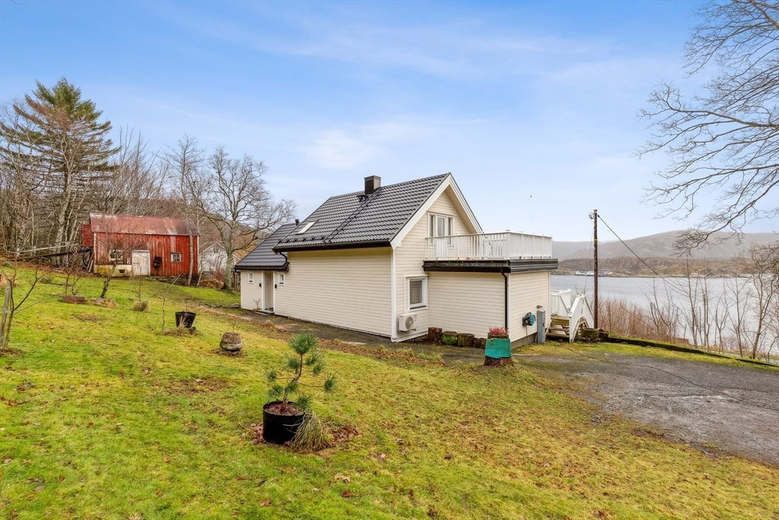 Eiendommen har svært gode solforhold og en attraktiv beliggenhet i rolige omgivelser nær sjøen, omringet av vaker kystnatur, åpne landskap og nærhet til en av regionens fineste sandstrender. Galleribilde