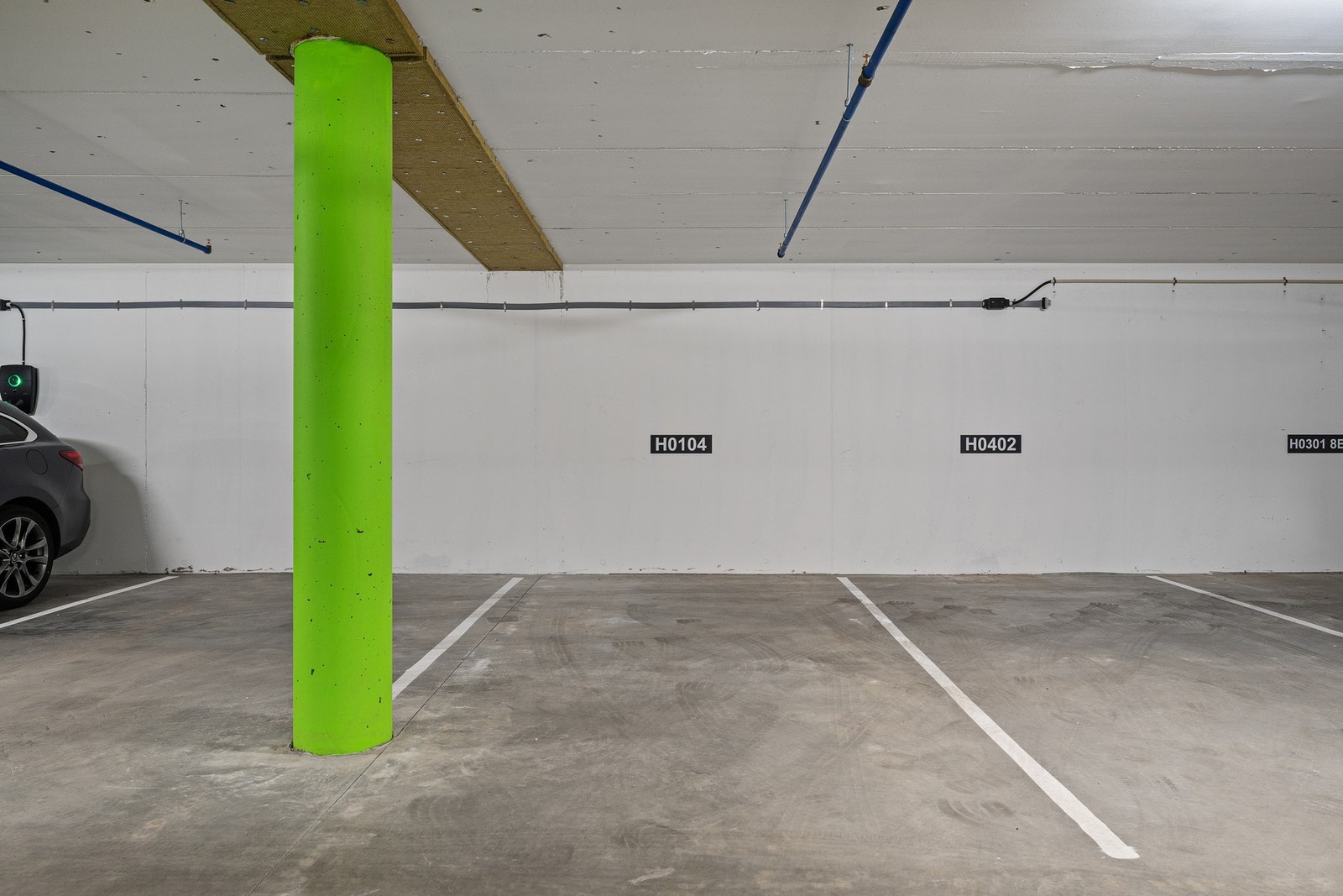 Parkeringplass i lukket garasjeanlegg Galleribilde