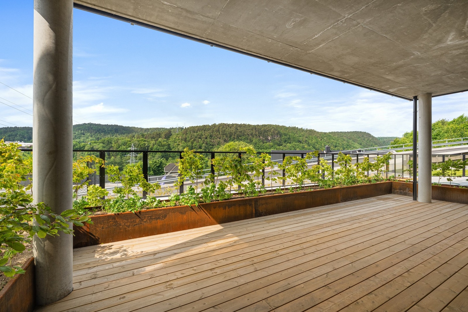 Overbygd, solrikt og stort sosialt uteområde med god plass til utemøbler Galleribilde