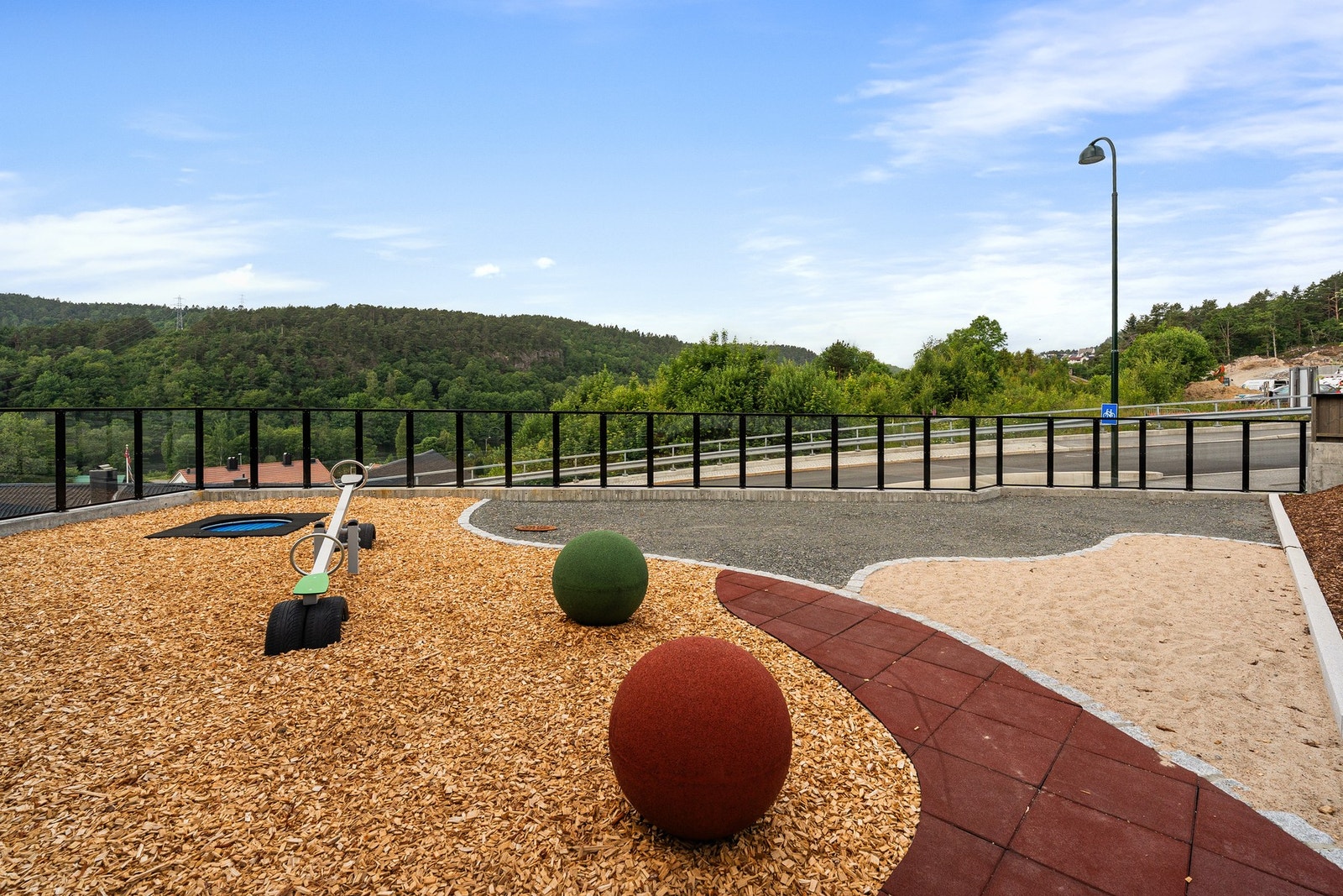 Uteområdet er pent opparbeidet med aktivitetsområder Galleribilde