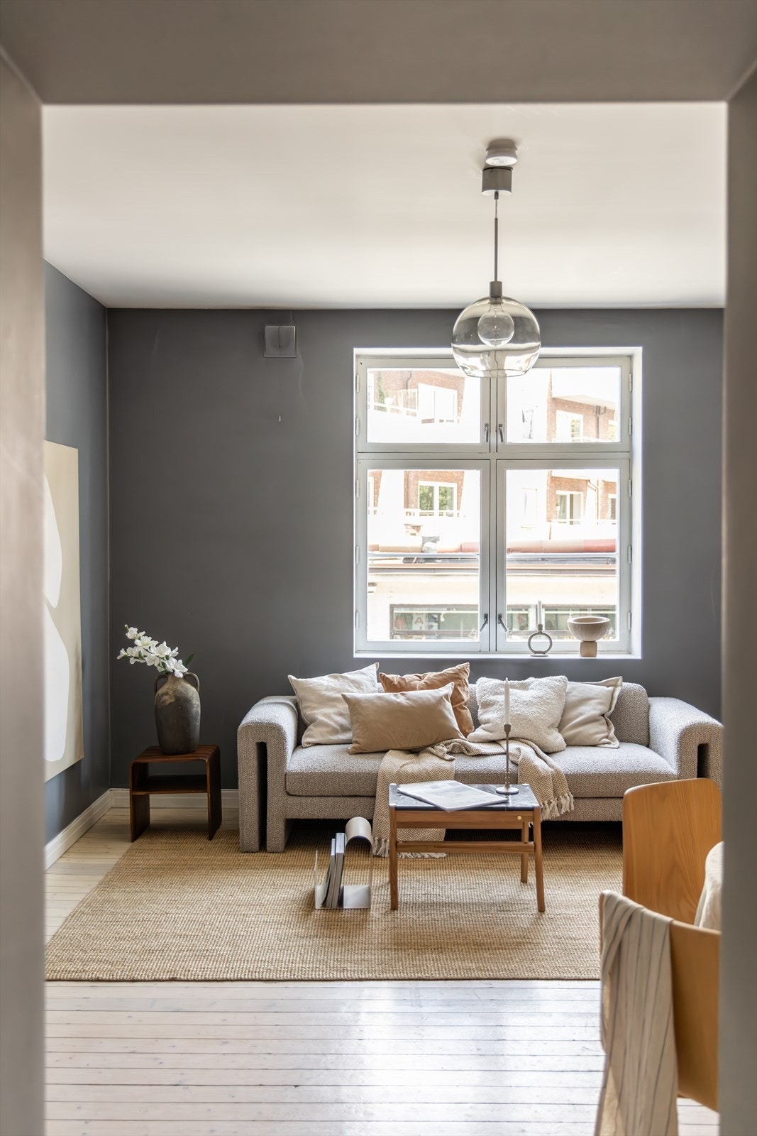 Leiligheten har en god takhøyde og store vindusflater Galleribilde