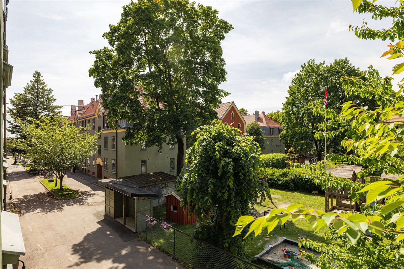 Nydelig utsyn til bakgården fra soveromsvinduene Galleribilde