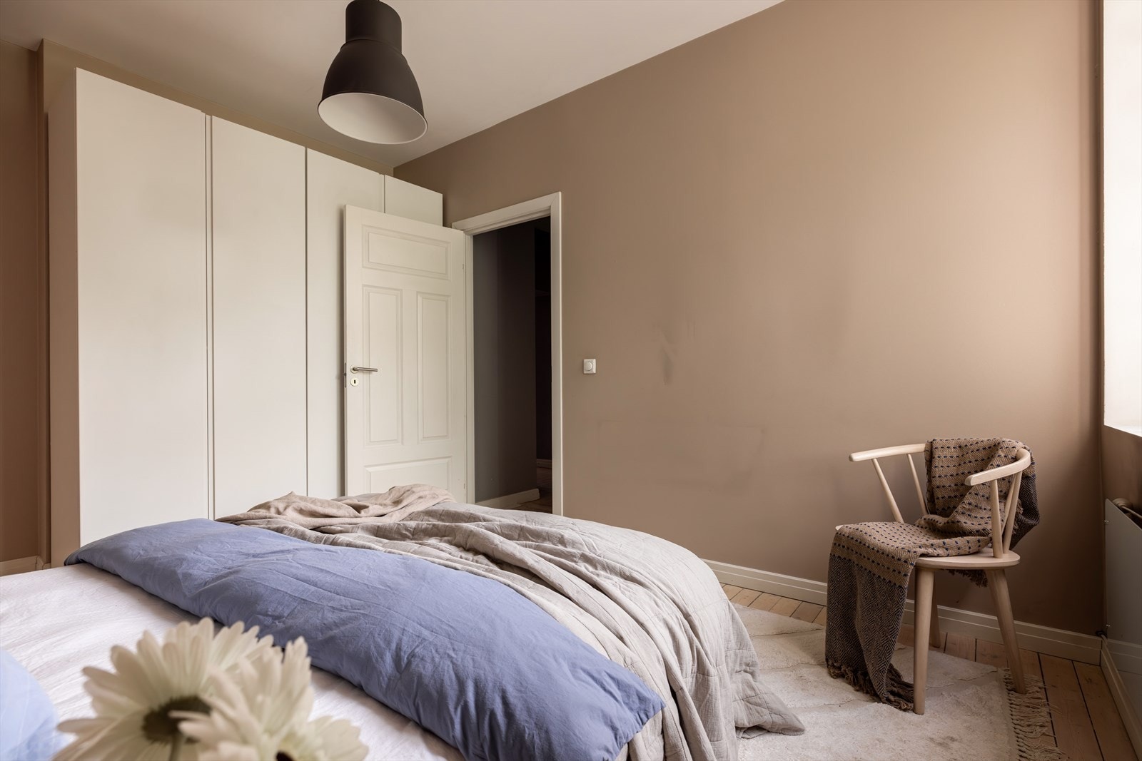 Medfølgende stort garderobeskap Galleribilde