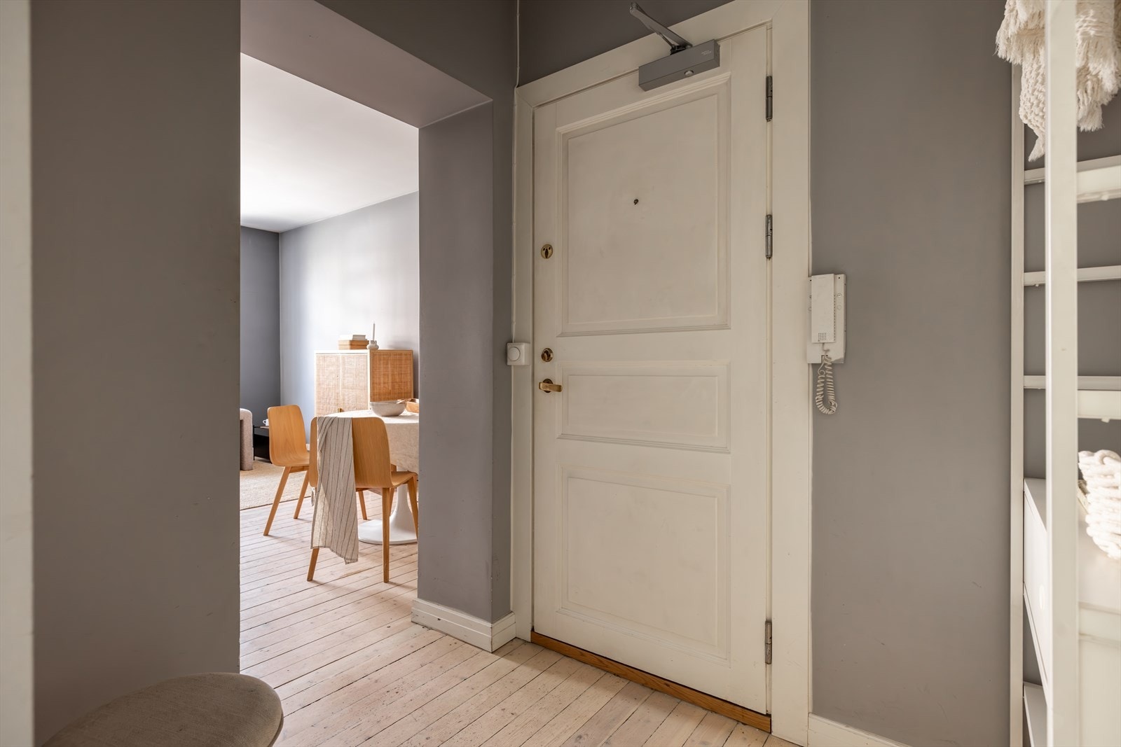 Leiligheten ligger i byggets 2. etasje og byr på en romslig entré hvor det er god plass til å henge fra seg yttertøy og plassere sko Galleribilde