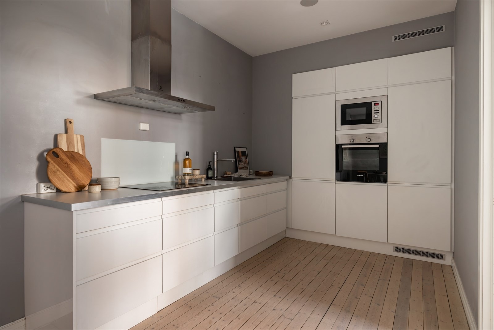 Kjøkkenet byr på godt med benk -og skapplass Galleribilde