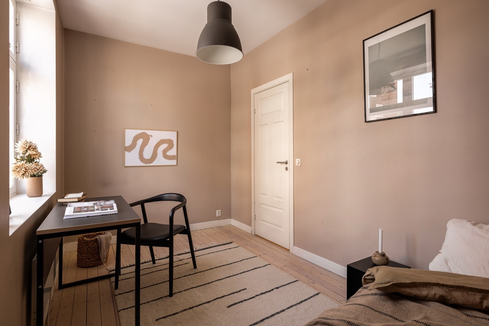 Her er det god plass til skrivebord og seng Galleribilde