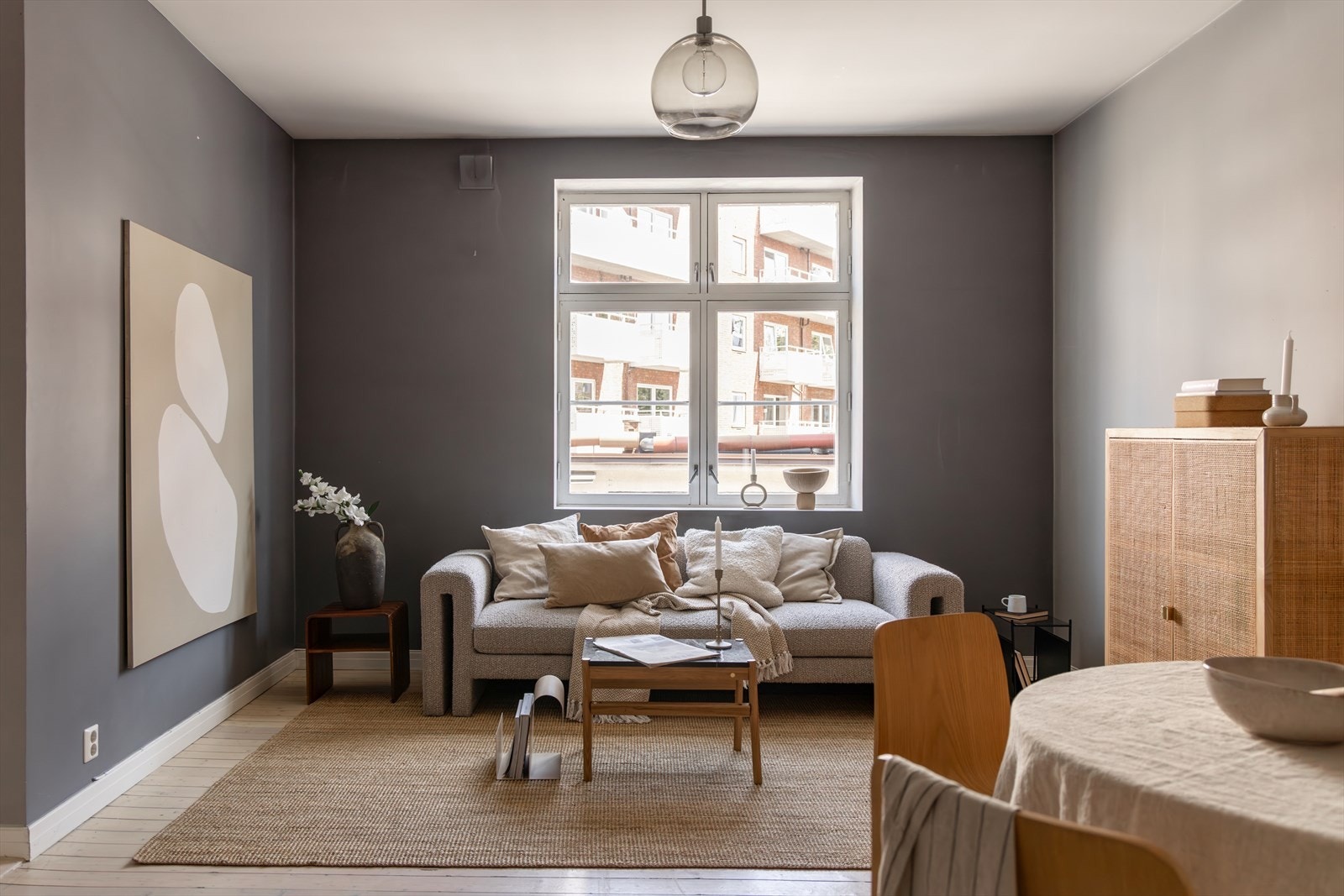 Planløsningen er optimal med to gode soverom beliggende adskilt på hver sin side av leiligheten, stor sosial sone og gode lagringsmuligheter Galleribilde