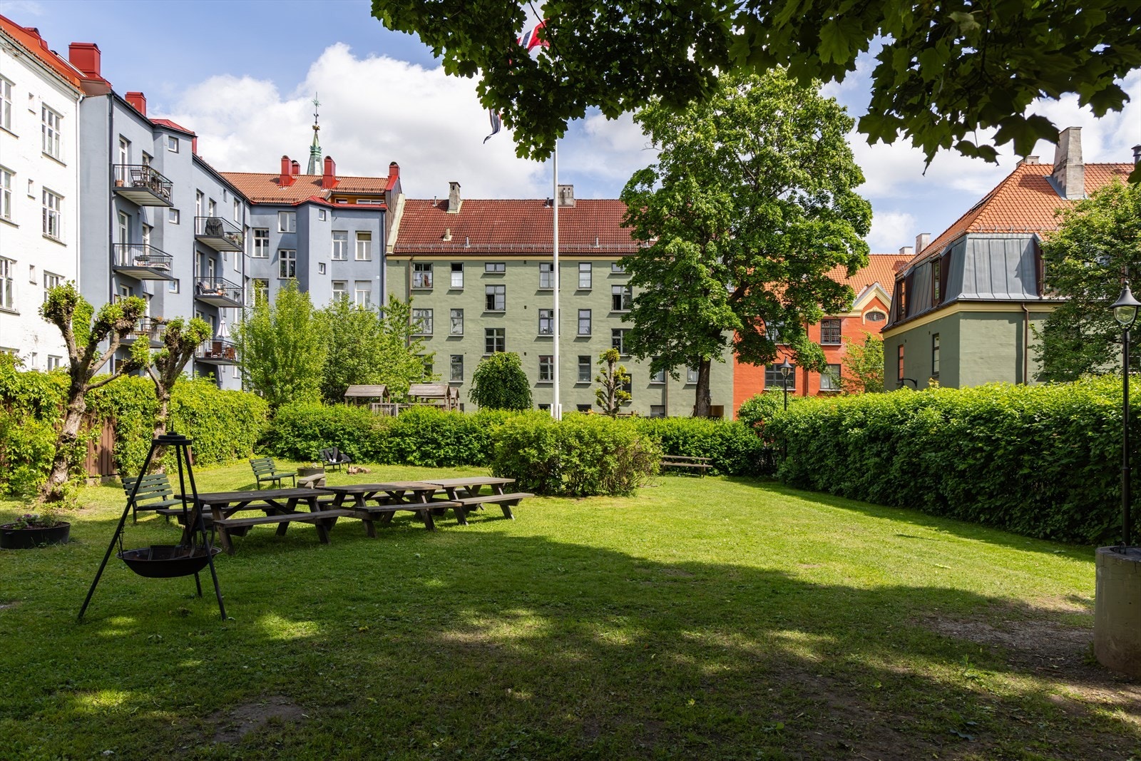 Nabolaget byr på vakre og naturskjønne parkmessige gårdsrom, til glede for beboerne Galleribilde