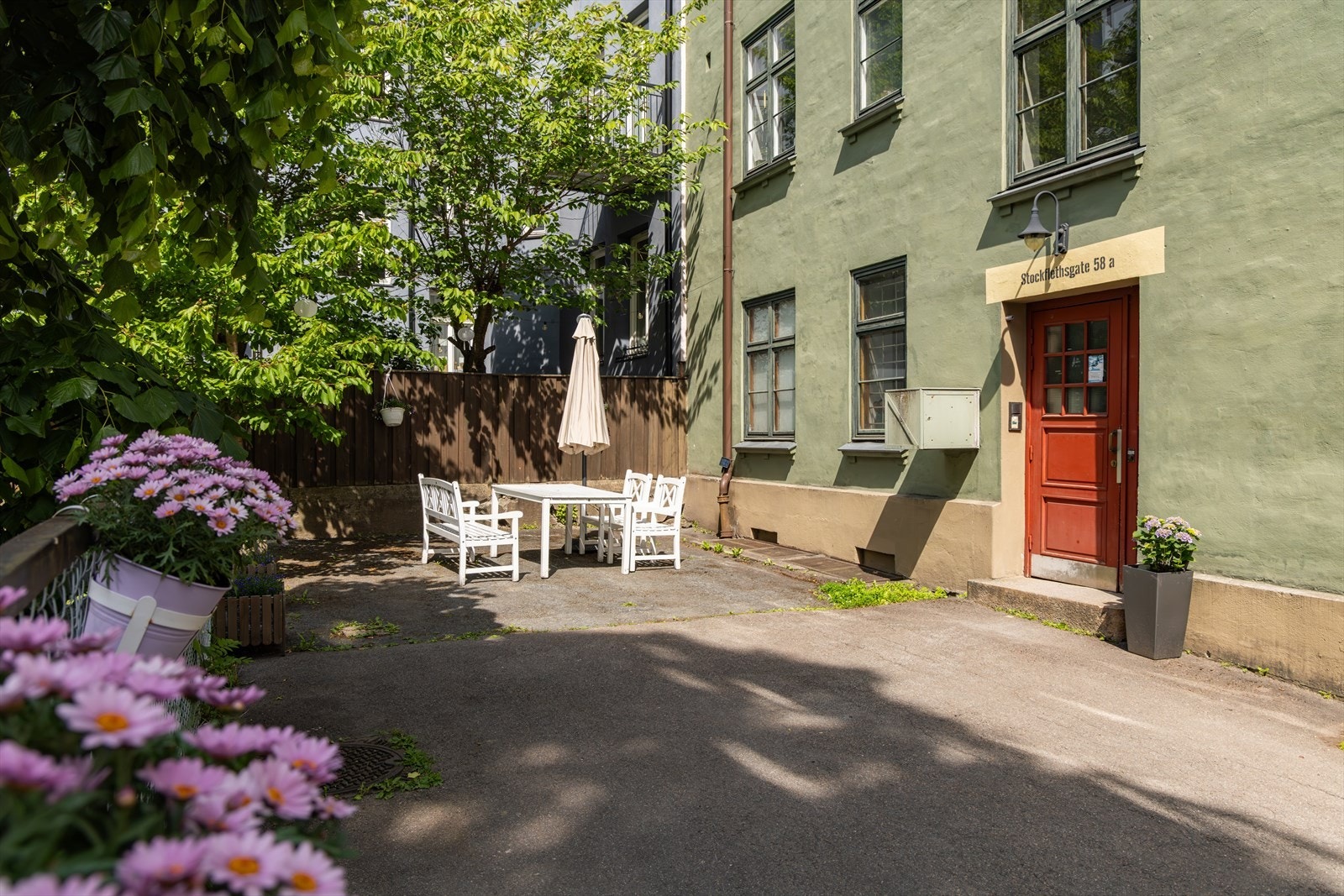 Rolig og grønn bakgård hvor man nyte varme sommerdager Galleribilde