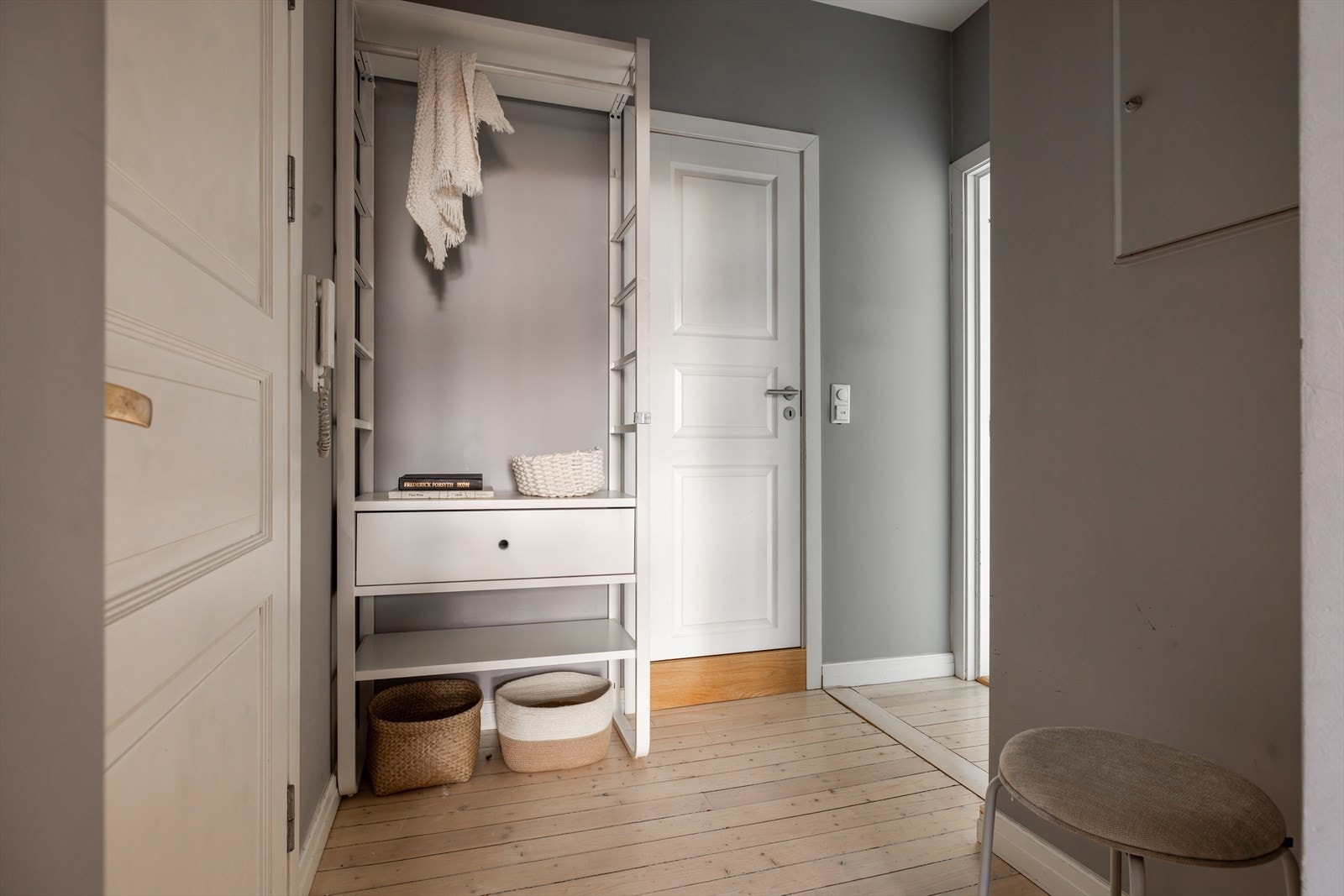 Hyggelig og romslig entré med vegghengt porttelefon og sikringsskap Galleribilde