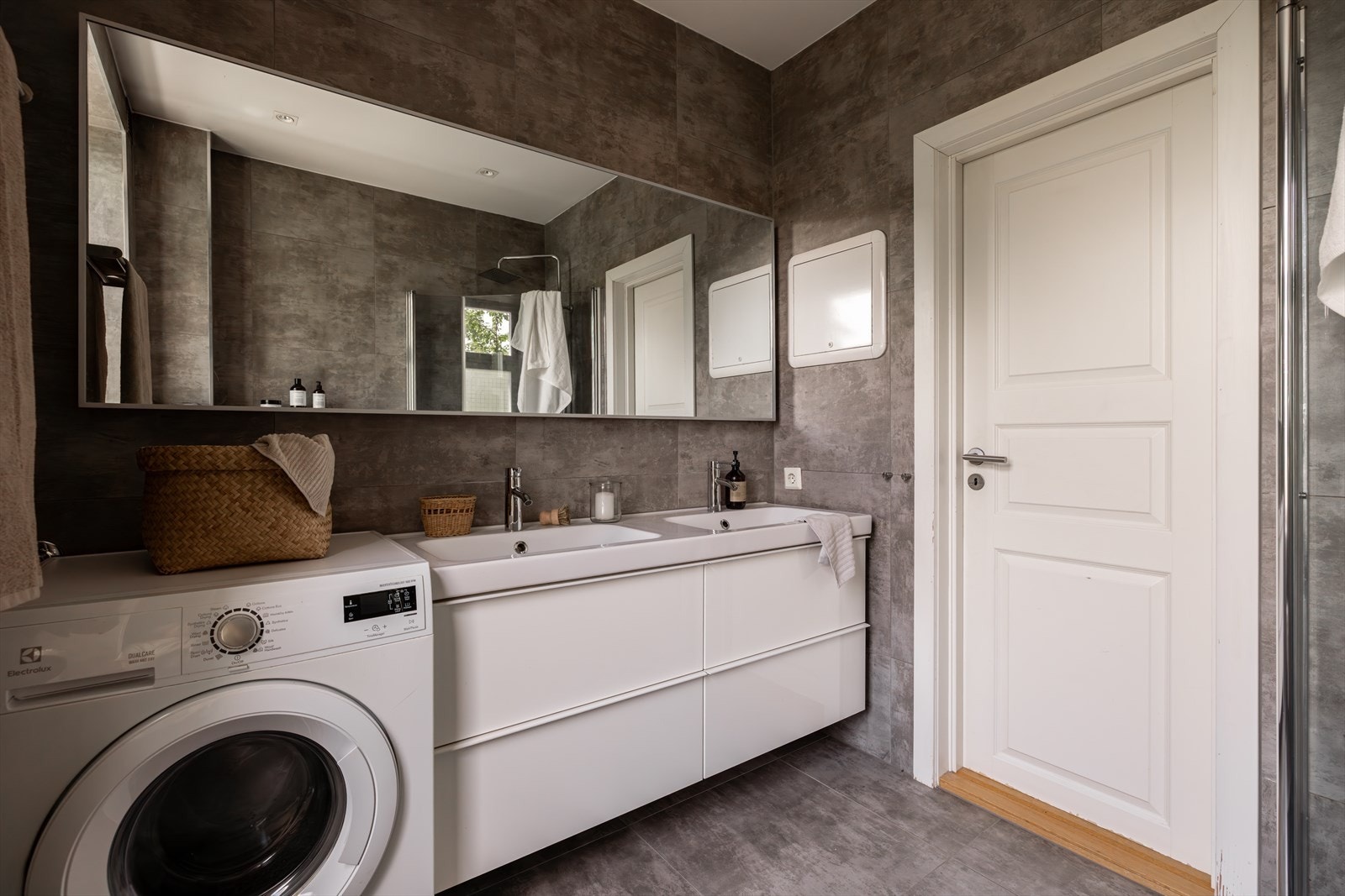 Stort servantskap med dobbel vask og gode oppbevaringsmuligheter Galleribilde