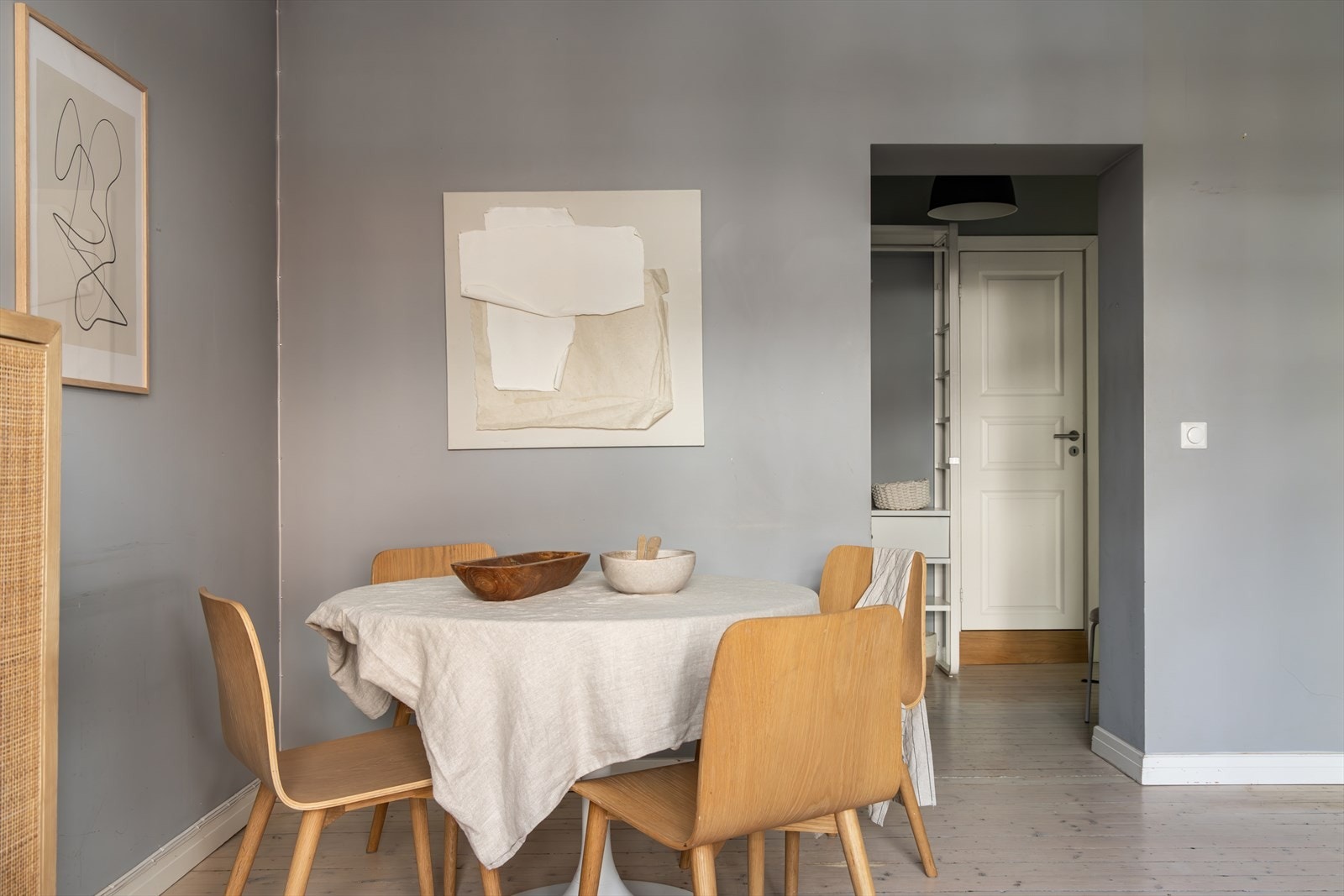 Stuen har god plass til spisebord og sofagruppe Galleribilde