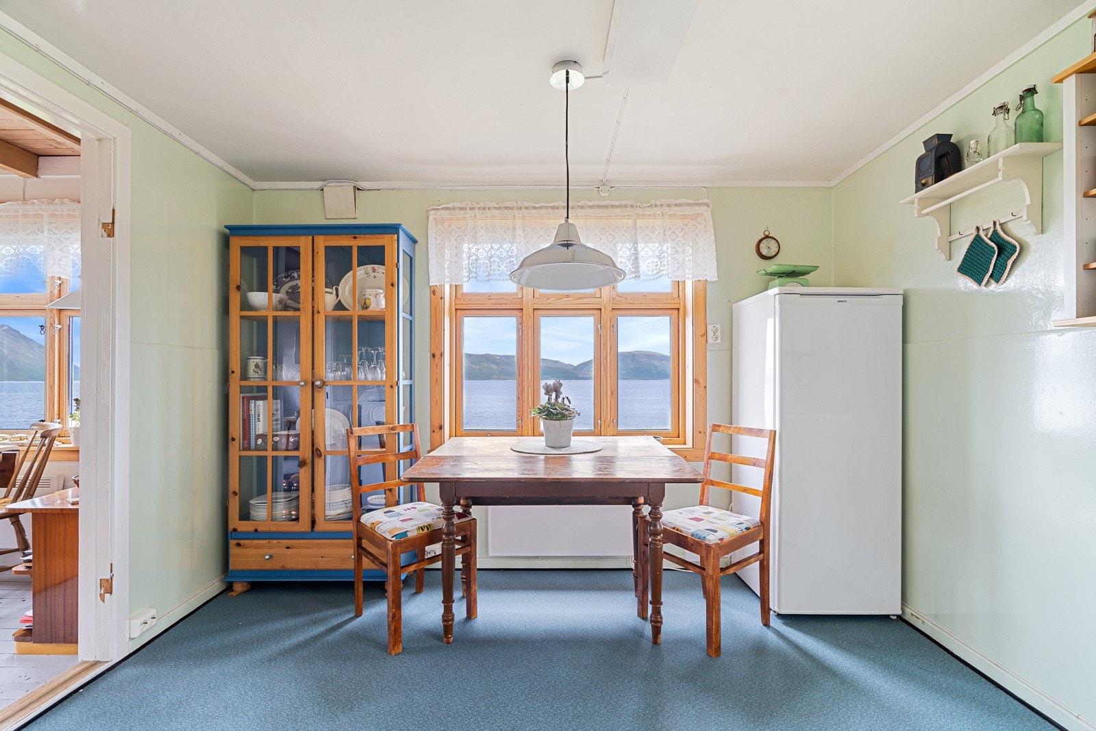 Romslig kjøkken med god plass til kjøkkenbord ved vinduet. Galleribilde