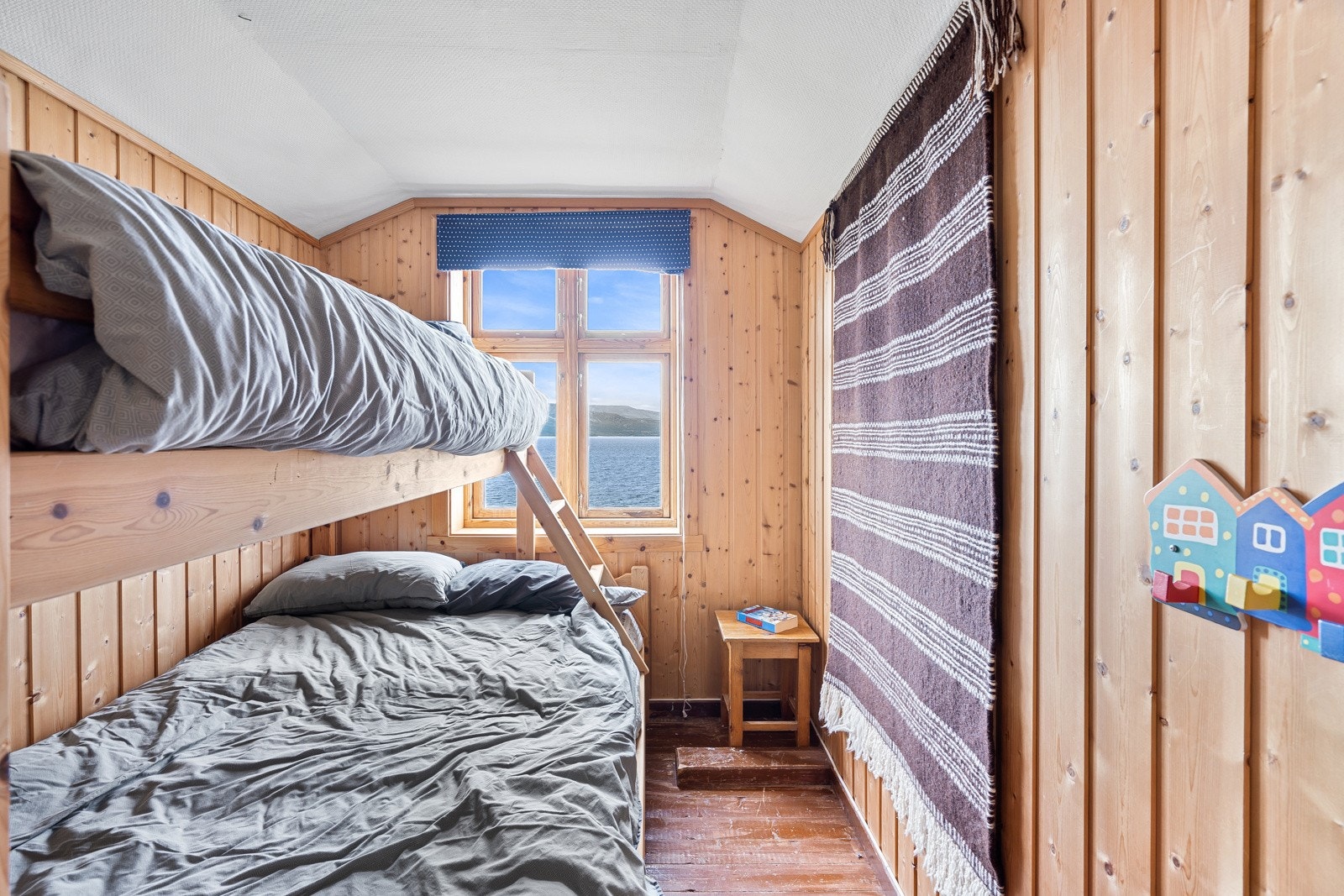 Soverom 1 - Huset har totalt tre soverom. Det er i tillegg innredet et ekstra rom i låven. Galleribilde