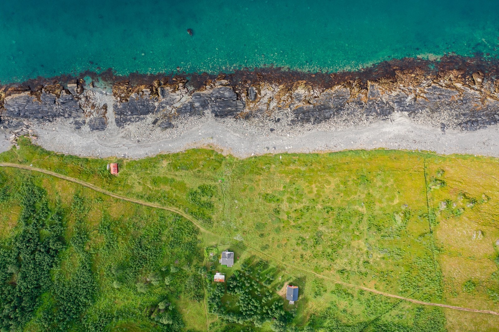 Eiendommen har en unik plassering bare et steinkast fra havet. Tinglyst veirett frem til eiendommen. Denne er noe grov, men går helt fint å kjøre med vanlig SUV. Galleribilde