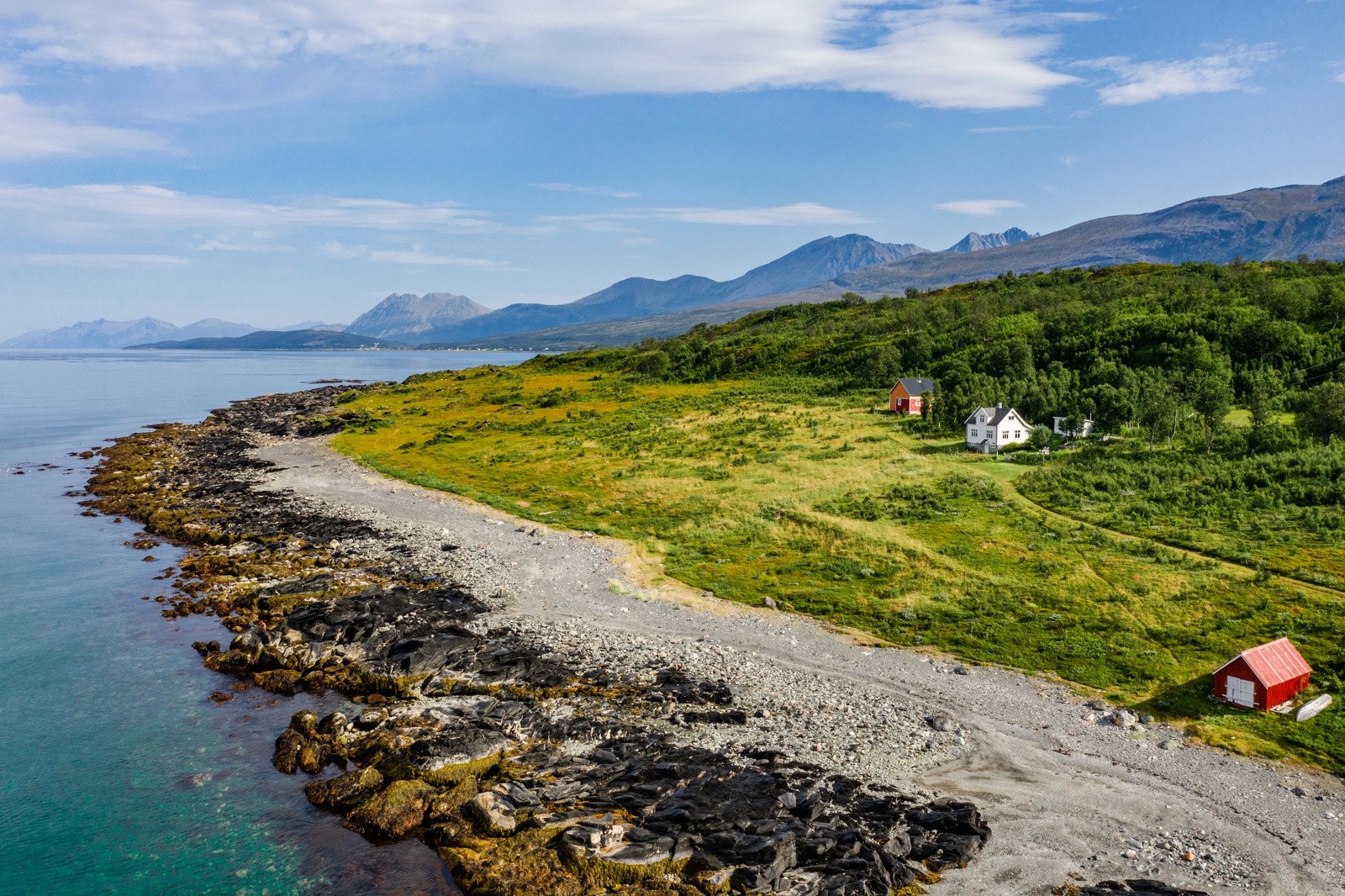 Sjarmerende eiendom med historisk sus i svært naturskjønne omgivelser! Galleribilde