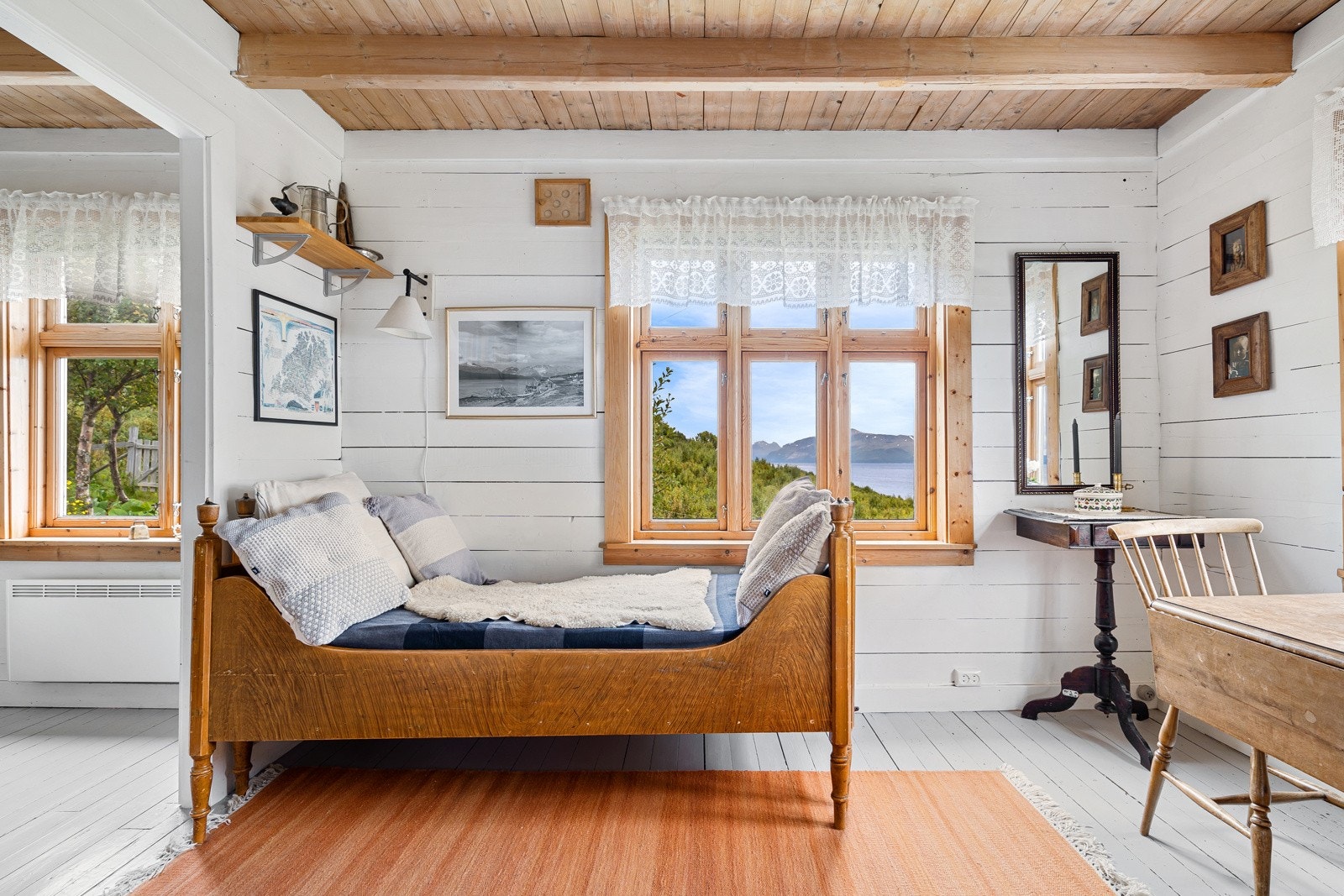 Stuen har flere hyggelige soner og fremstår som meget lun og sjarmerende Galleribilde