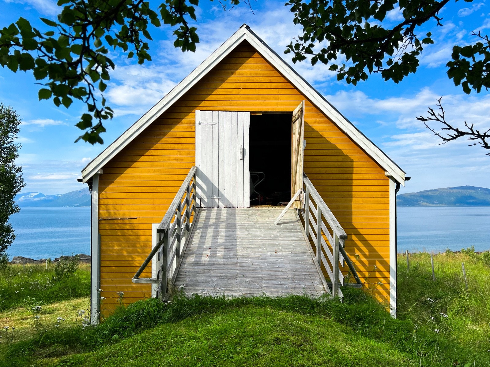 Rikelig med oppbevaringsplass på låven. I 1. etasje er det bl.a. innredet et stort oppholdsrom. Galleribilde