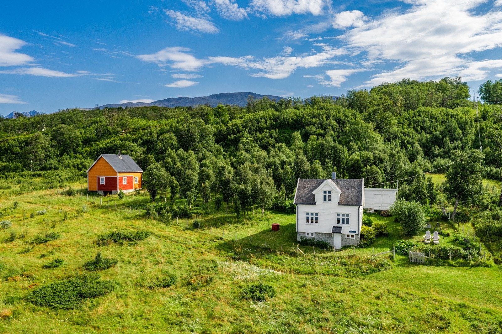 På tomten er det en gammel låve med mye god lagringsplass. Delvis innredet. Galleribilde