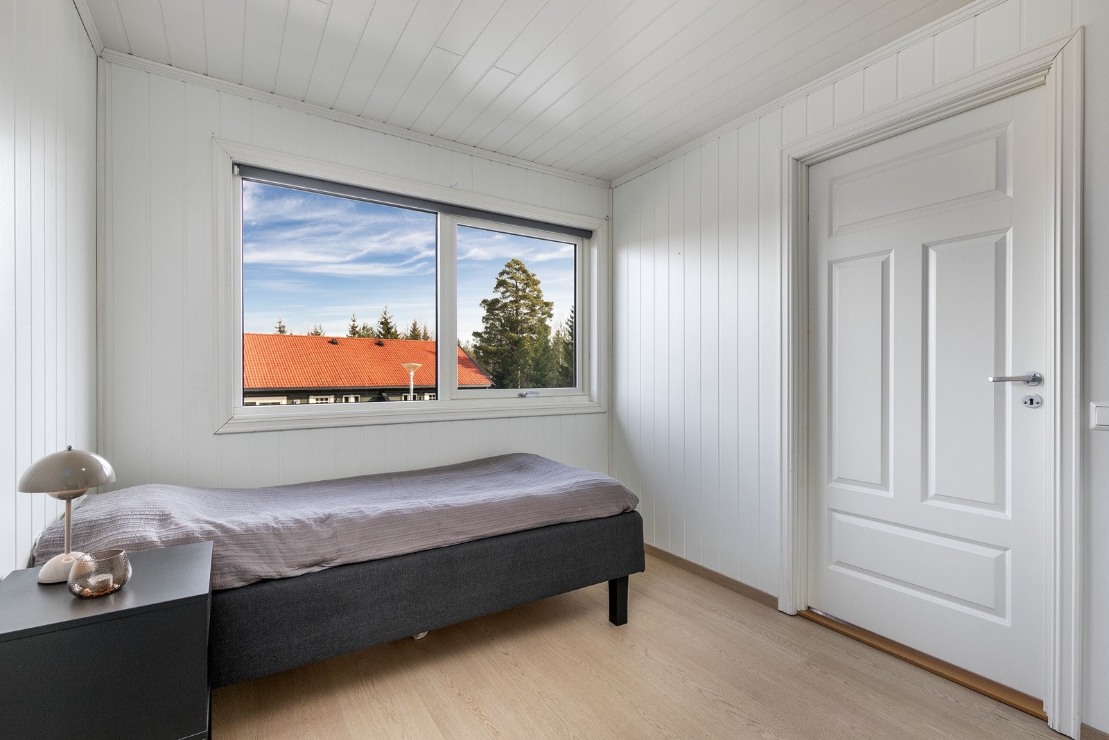 Soverom 4 blir av dagens eier benyttet som et gjesterom/kontor. Rommet har malt smartpanel på veggflater, lyspigmentert laminat på gulv (ny i 2024) og en åpen garderobeløsning. Galleribilde