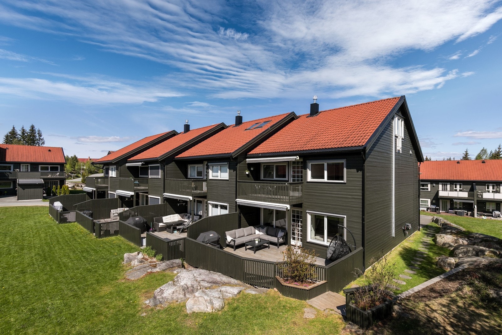 Stilrent enderekkehus over 3 plan med gjennomført god standard og fine designvalg beliggende i et sentralt og barnevennlig boligområde på Jessheim. Boligen har en særdeles god intern beliggenhet på feltet. Galleribilde