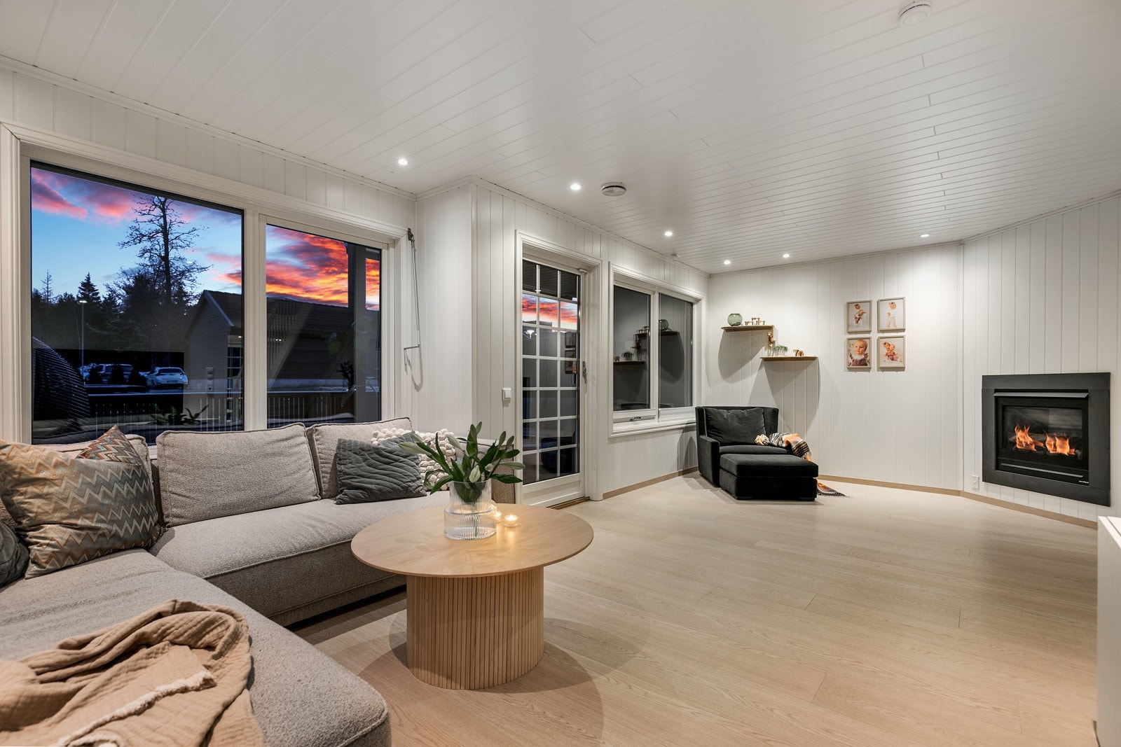 Himlingen er pent lyssatt med soneinndelte downlights. Galleribilde