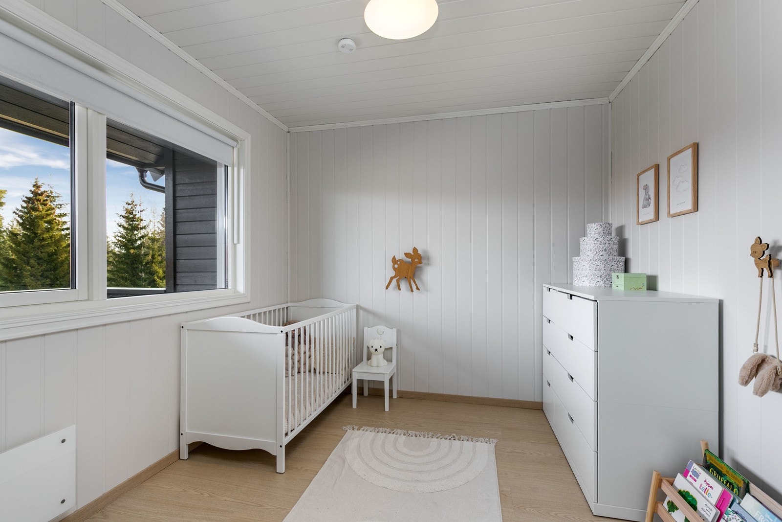 Soverom 3 fremstår som meget tiltalende med malt smartpanel på veggflater, lyspigmentert laminat på gulv (ny i 2024) og store vindusflater. Det er montert lystette rullegardiner foran vinduene på alle soverom. Galleribilde