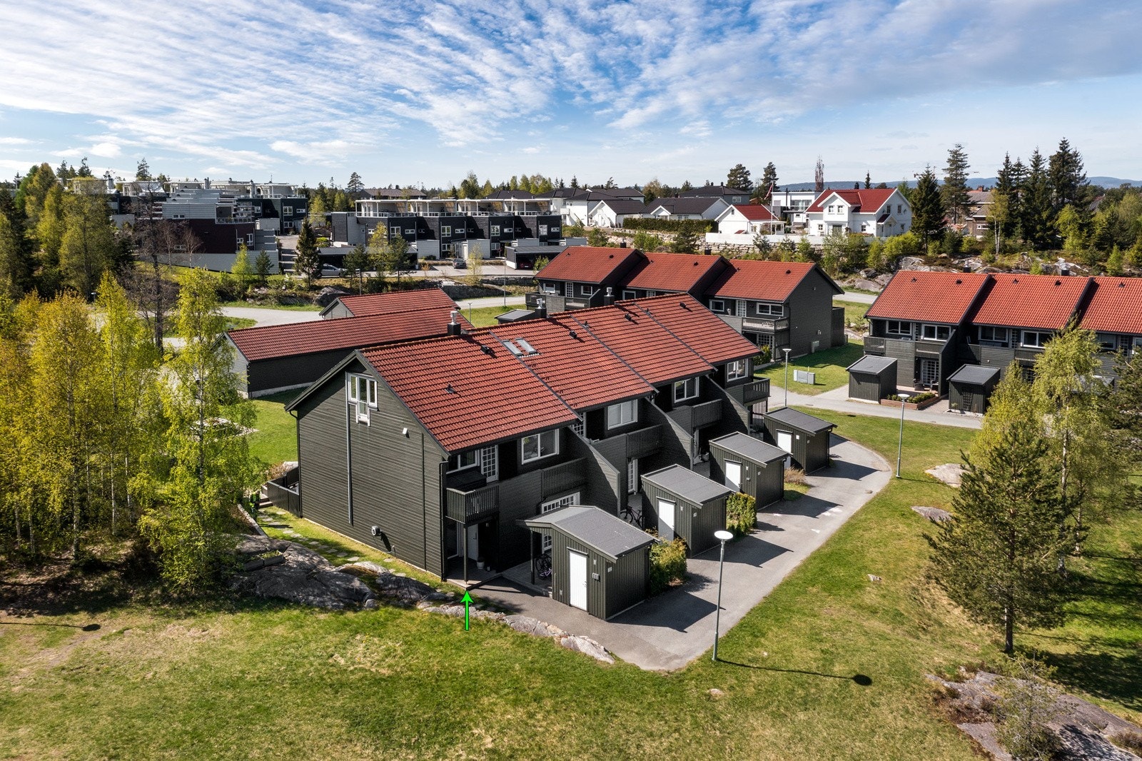 Boligen fra 2011 - tilbygd med spisestue i 2019, har en svært moderne arkitektur m/gode lysforhold, store vindusflater og åpne løsninger. Velkommen inn for en hyggelig visning! Galleribilde