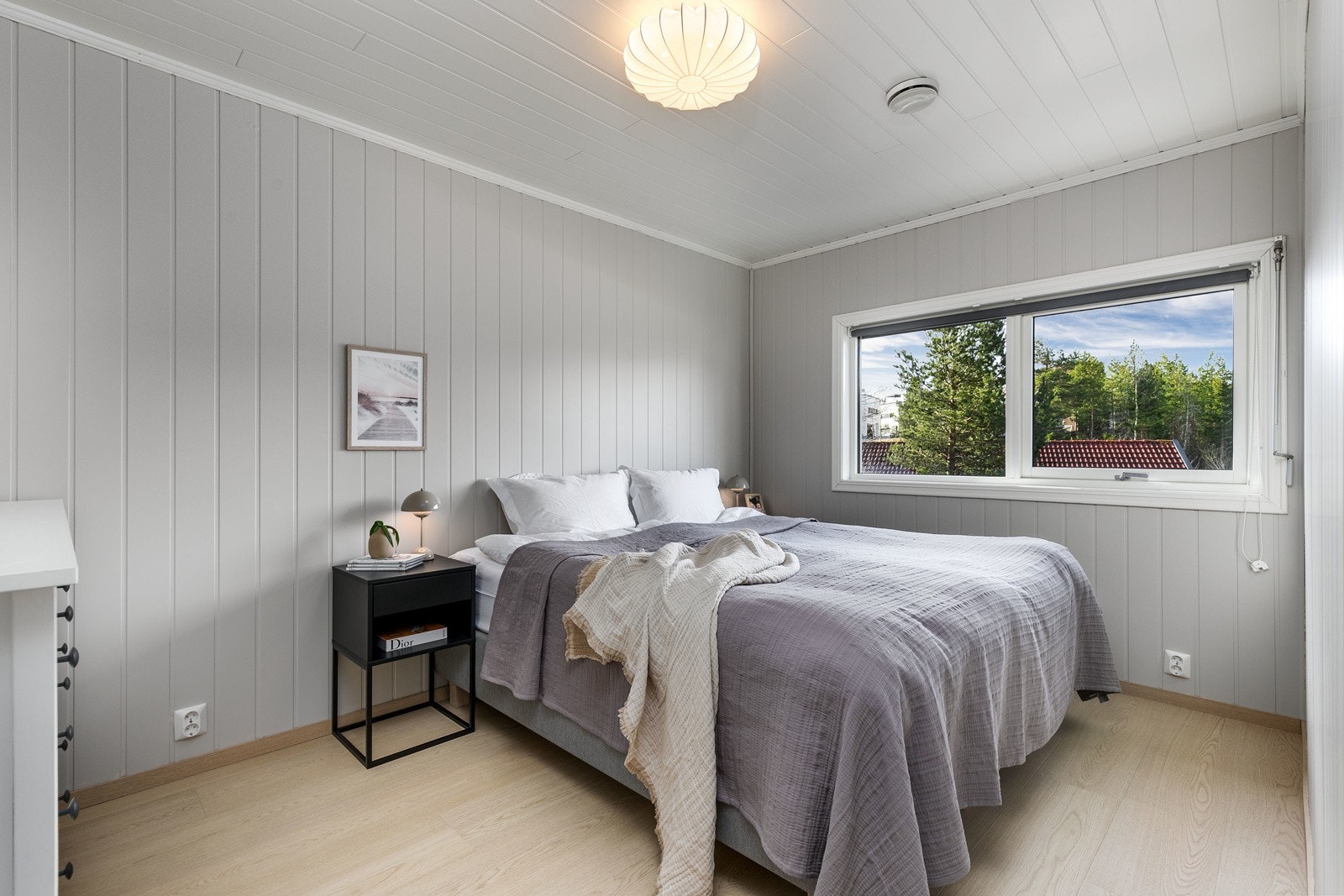 Hovedsoverommet fremstår som meget innbydende med malt smartpanel på veggflater og nydelig lyspigmentert enstavs laminat på gulv, ny i 2024. Det er montert utvendig solskjerming til de store vindusflatene. Galleribilde