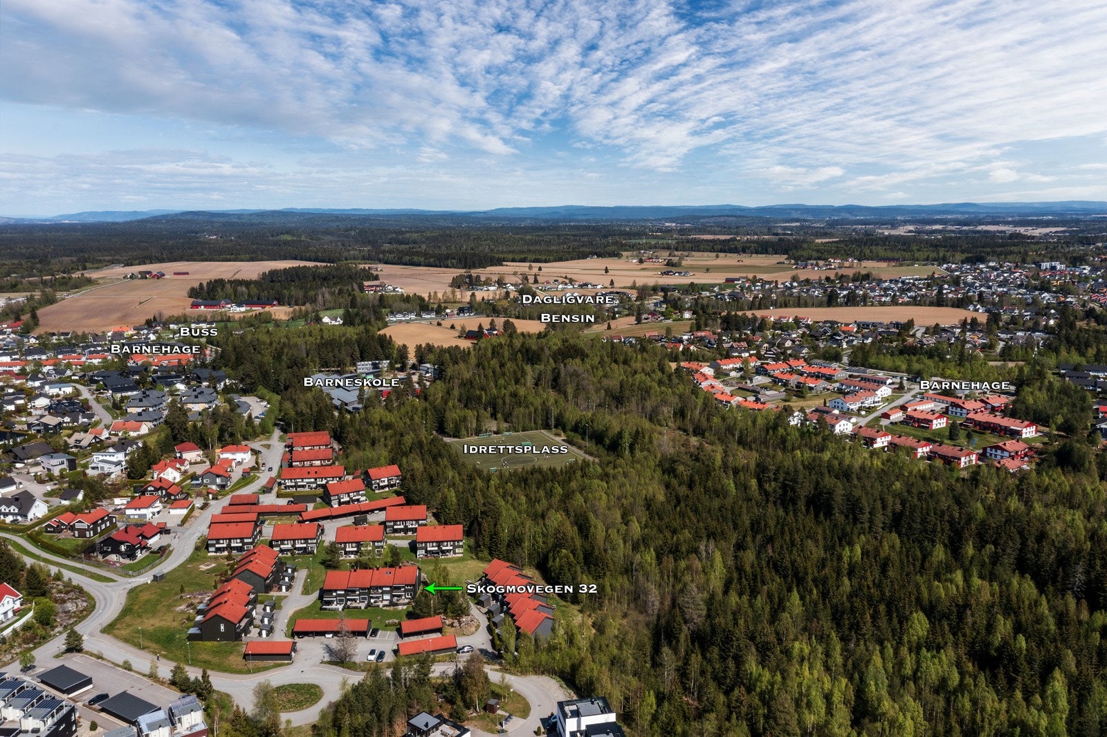 Boligen sokner til Skogmo barneskole som ligger 700 m unna og Allergot ungdomsskole 1,7 km. Det er gangvei til begge skolene. Videre er det et godt utvalg av både kommunale og private barnehager i nærområdet. Galleribilde