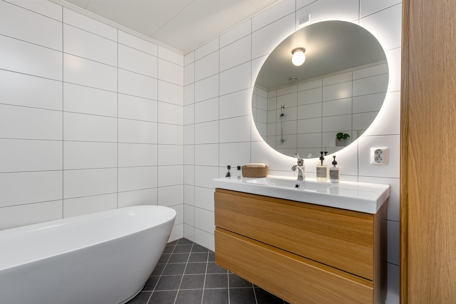 I 2024 ble badet påkostet med et lekkert rundt speil m/integrert belysning, samt et flott ovalt badekar som innbyr til en herlig spa-følelse. Galleribilde