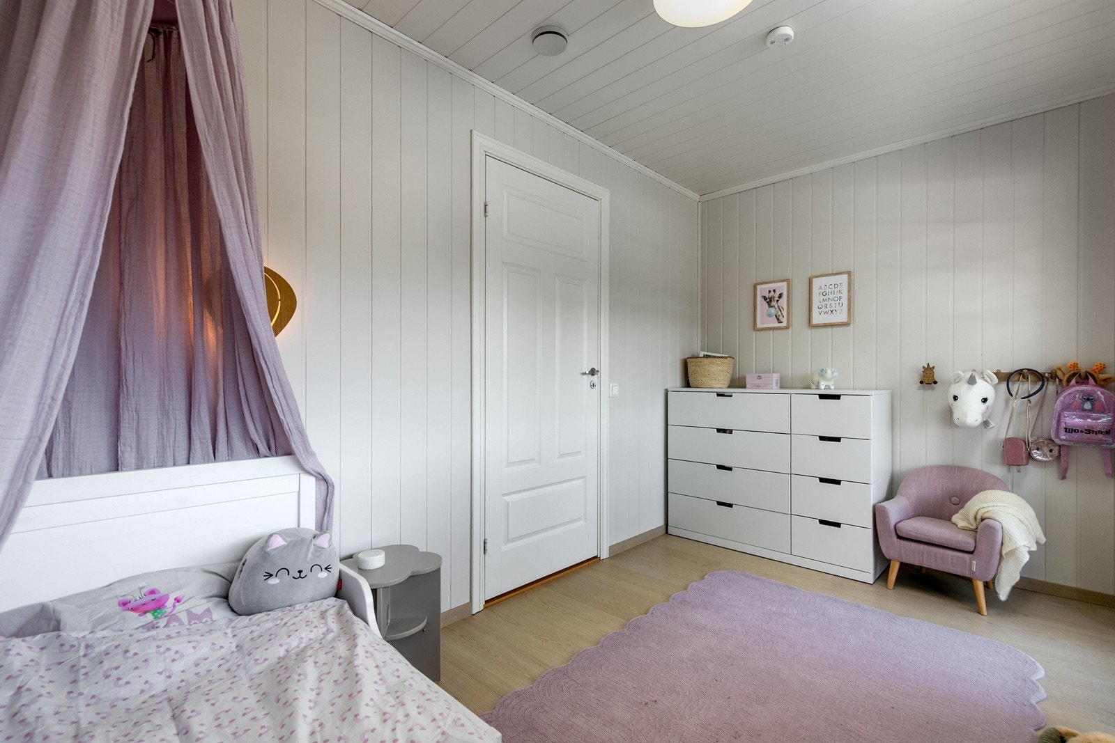 Soverom 2 fremstår som et koselig soverom med malt smartpanel på veggflater og lyspigmentert laminat på gulv, ny i 2024. Galleribilde