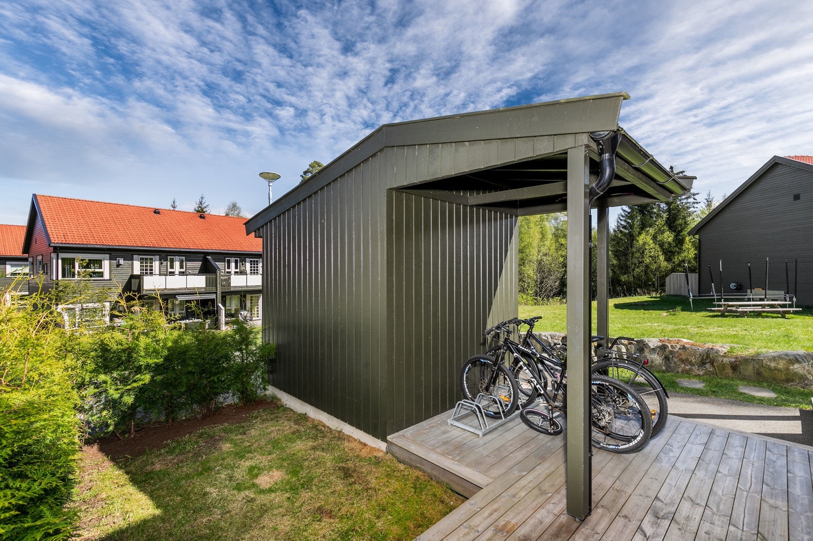 Ved inngangspartiet og utenfor spisestuen er det etablert en nordvendt terrasse belagt med terrassebord. Det er montert utebelysning. Galleribilde