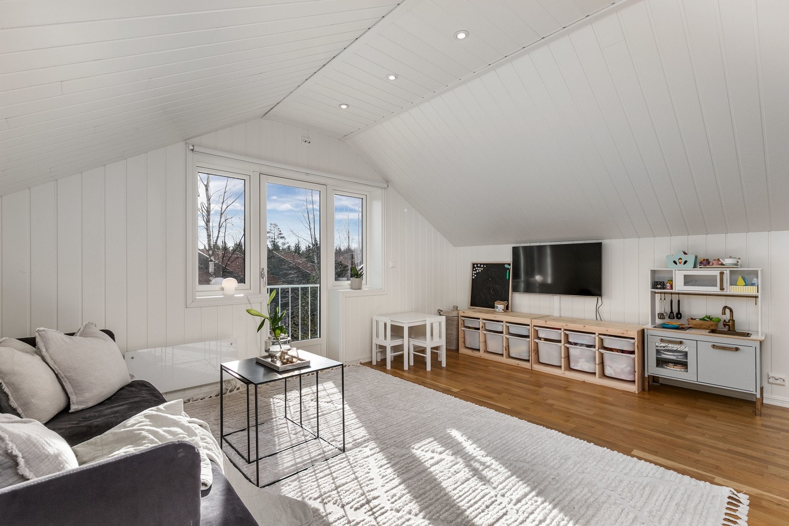 Loftstuen ble innredet i 2015 og fremstår som det perfekte ekstra rom - alt etter egne ønsker og behov. Her er det god plass for sofa og Tv-løsning, noe som gir ekstra spillerom og privatliv hos familier. Galleribilde