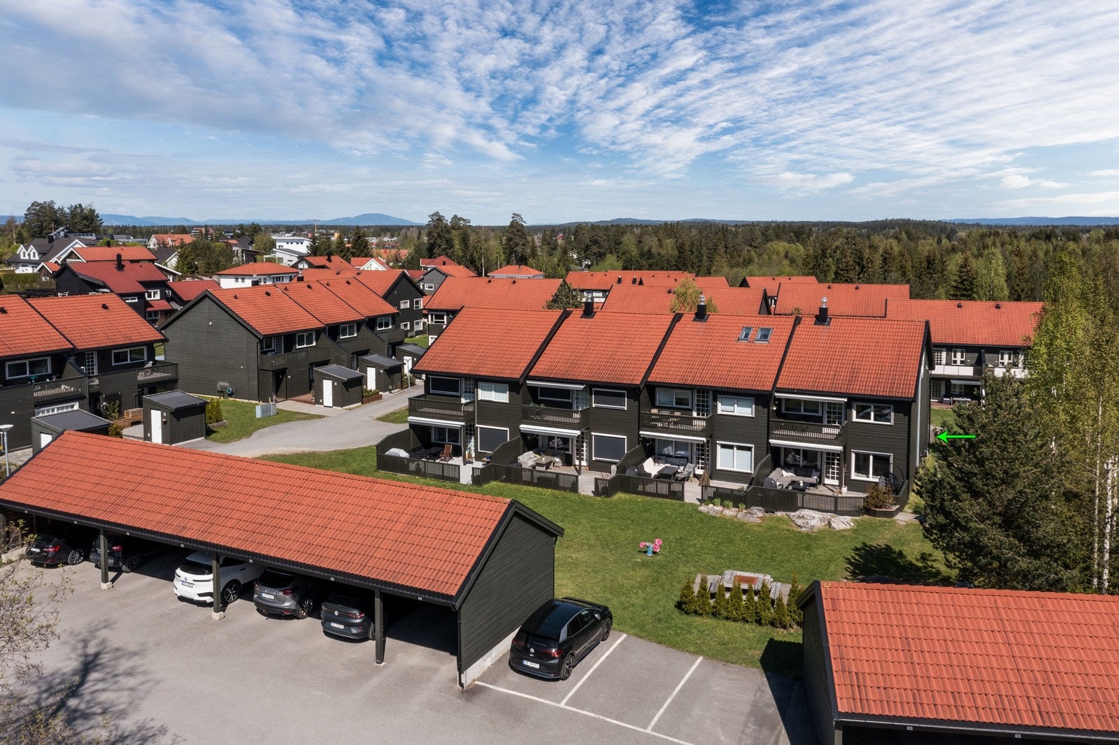 Felles eiet tomt i sameiet på 4.930 kvm. Fellestomten er pent opparbeidet med store grøntarealer, asfaltere internveier og lekeplass for de minste. Galleribilde