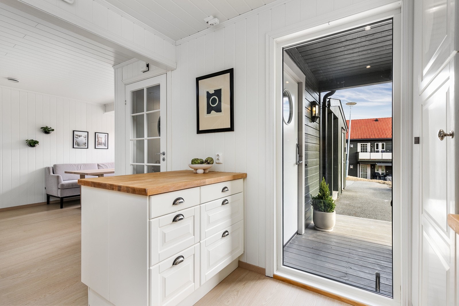 Den fine kjøkkenhalvøyen midt i rommet bidrar til ekstra arbeidsplass for den kokkeglade, samt ekstra lagringsmuligheter. Det store vinduet slipper inn rikelig med naturlig sollys. Galleribilde