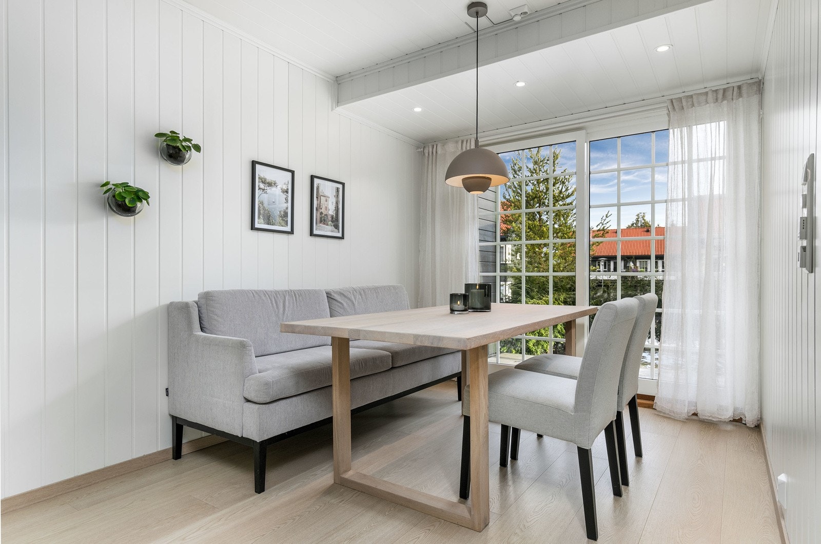 Spisestuen har lysmalt smartpanel på veggflater, nydelig lyspigmentert enstavs laminat på gulv (ny i 2024) med herlig underliggende gulvvarme og downlights i himling. Galleribilde