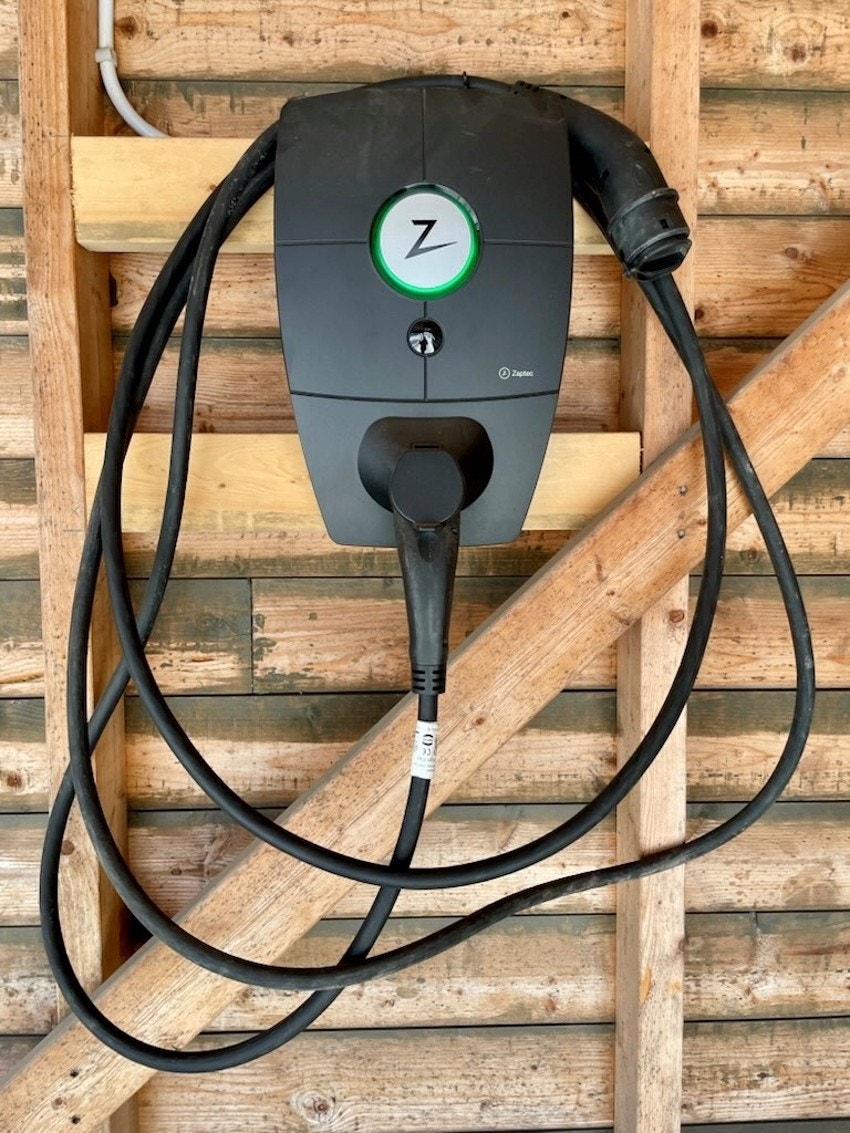 Sameiets vedtatte løsning (ZapTec Pro) er eneste aksepterte ladeboks for sameiets smartsystem. Forbruk av strøm faktureres seksjonseier etterskuddsvis etter faktisk forbruk. Galleribilde