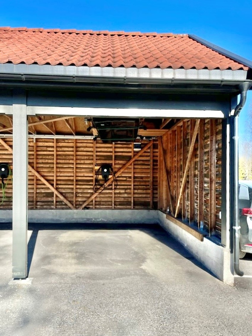 Boligen disponerer en fast biloppstillingsplass med elbillader i felles carport-anlegg (nr. 32). Plassen ligger helt på enden av rekken. For øvrig gode parkeringsmuligheter på sameiets fellesareal for evt. bil nr. 2. Galleribilde