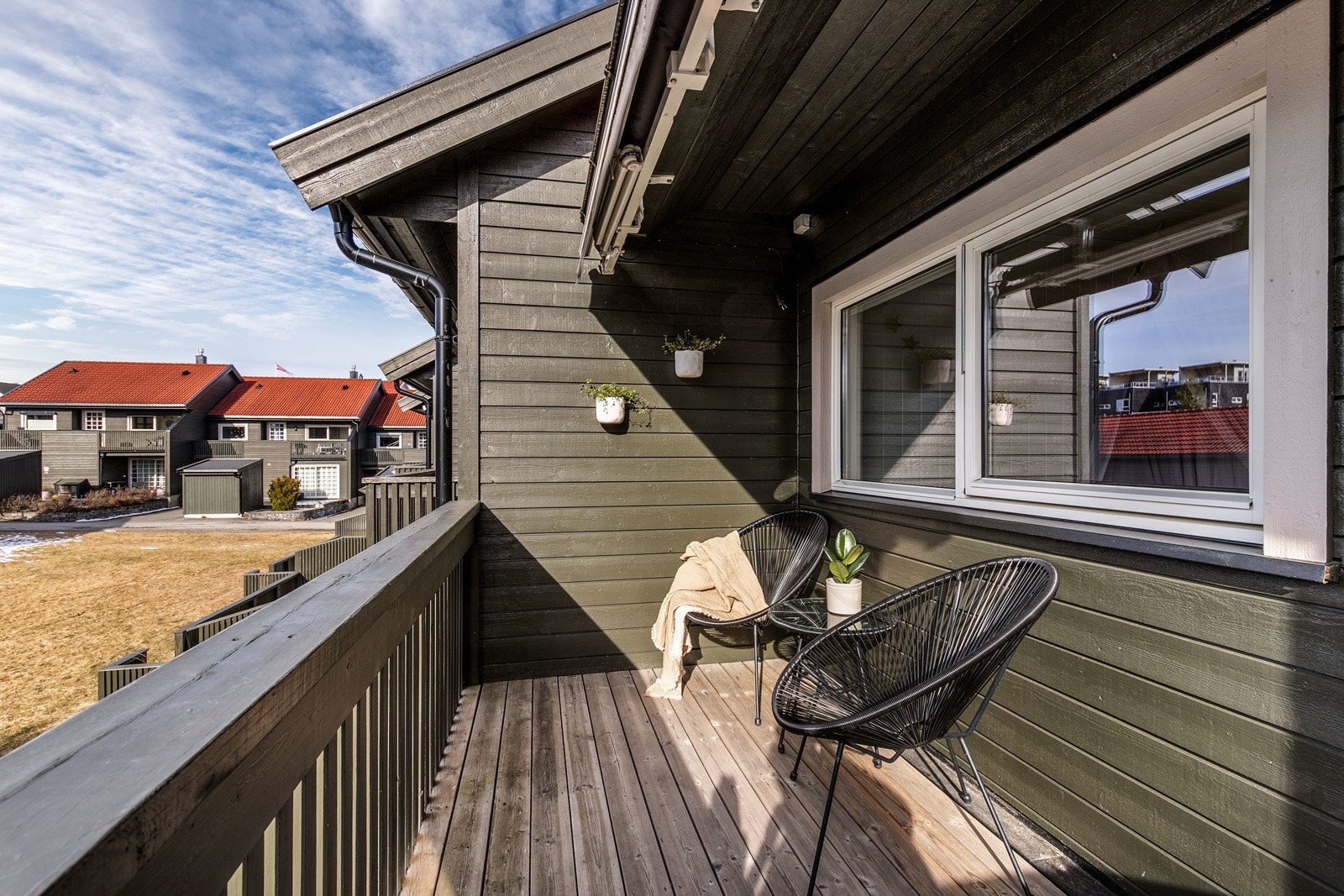 Det er utgang fra soverom 2 til en koselig sydvendt balkong på ca. 6 kvm. Det er montert utvendig stikkontakt, samt markise som skjermer godt for solen. Galleribilde