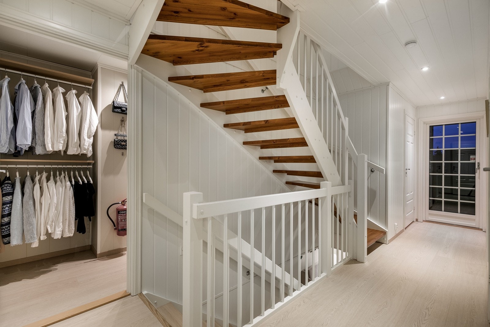 Hovedsoverommet benytter boden i 2. etasje som en tilhørende walk-in garderobe - Her er det satt inn en åpen garderobeløsning med oppheng og hyller. Galleribilde
