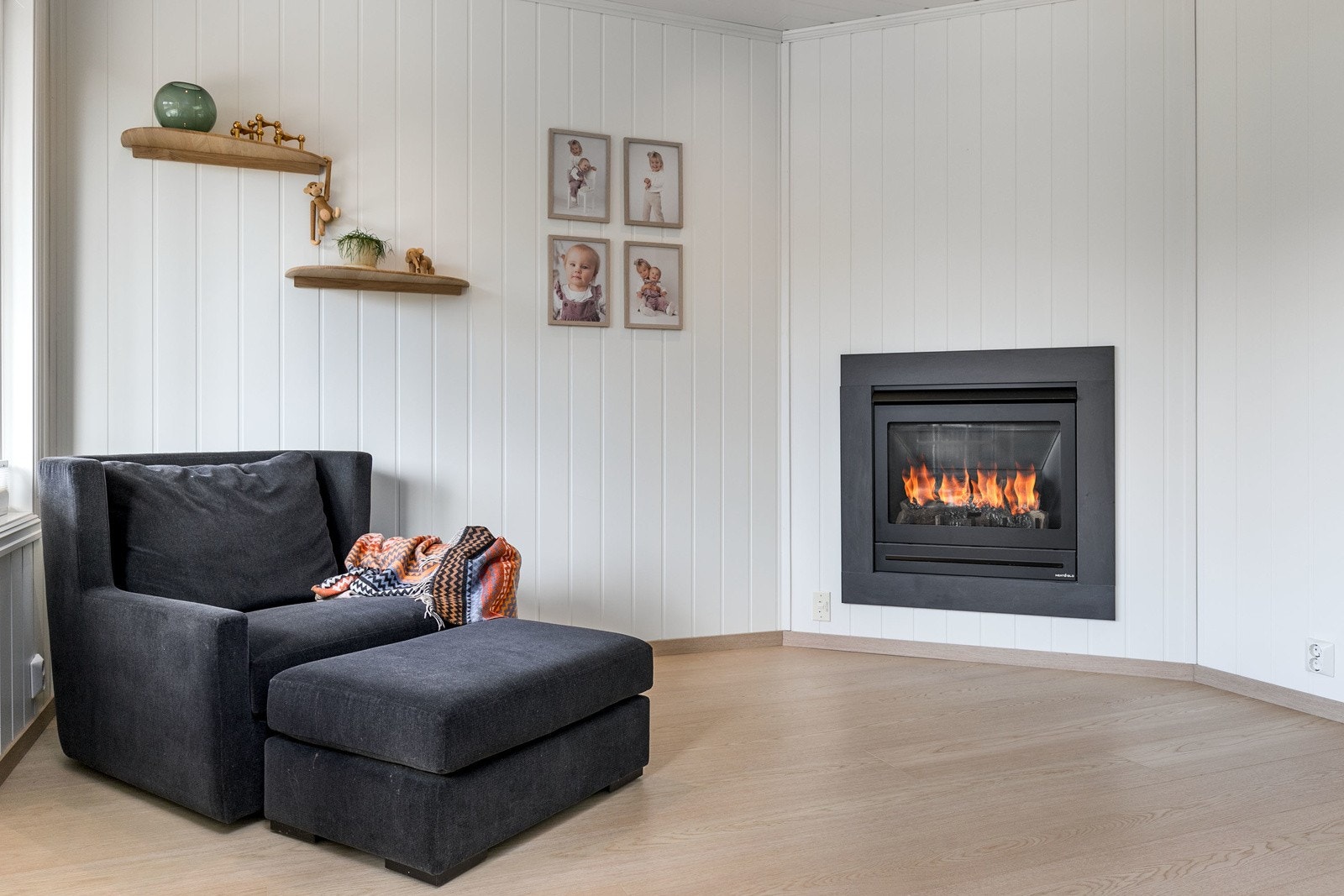 Det er installert en moderne gasspeis som avgir varme og skaper en god atmosfære i rommet. Galleribilde