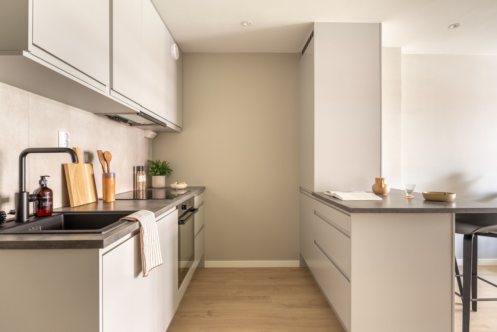 Innredningen har glatte fronter fra 2025 og benkeplater av laminat med nedsenket oppvaskkum. Galleribilde