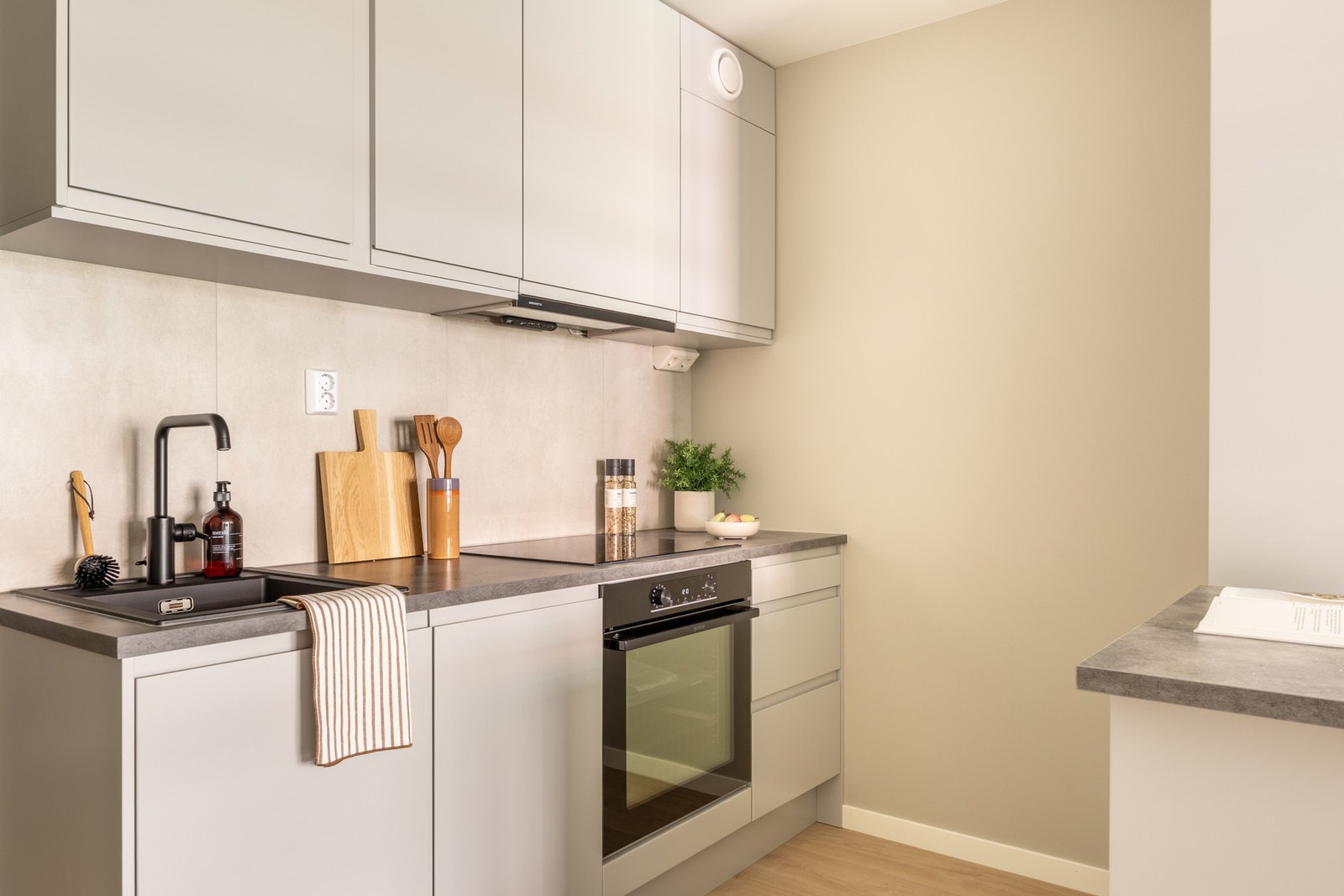 Kjøkkenet har en fin kombinasjon av skap- og benkeplass for både oppbevaring og matlaging. Galleribilde