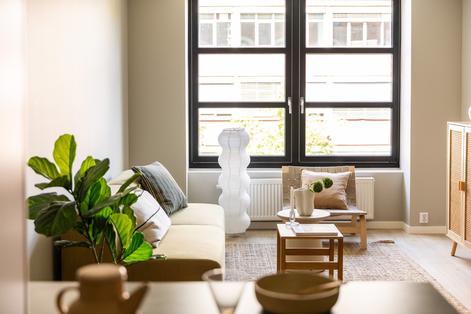 Store vinduer slipper inn rikelig med naturlig lys. Galleribilde