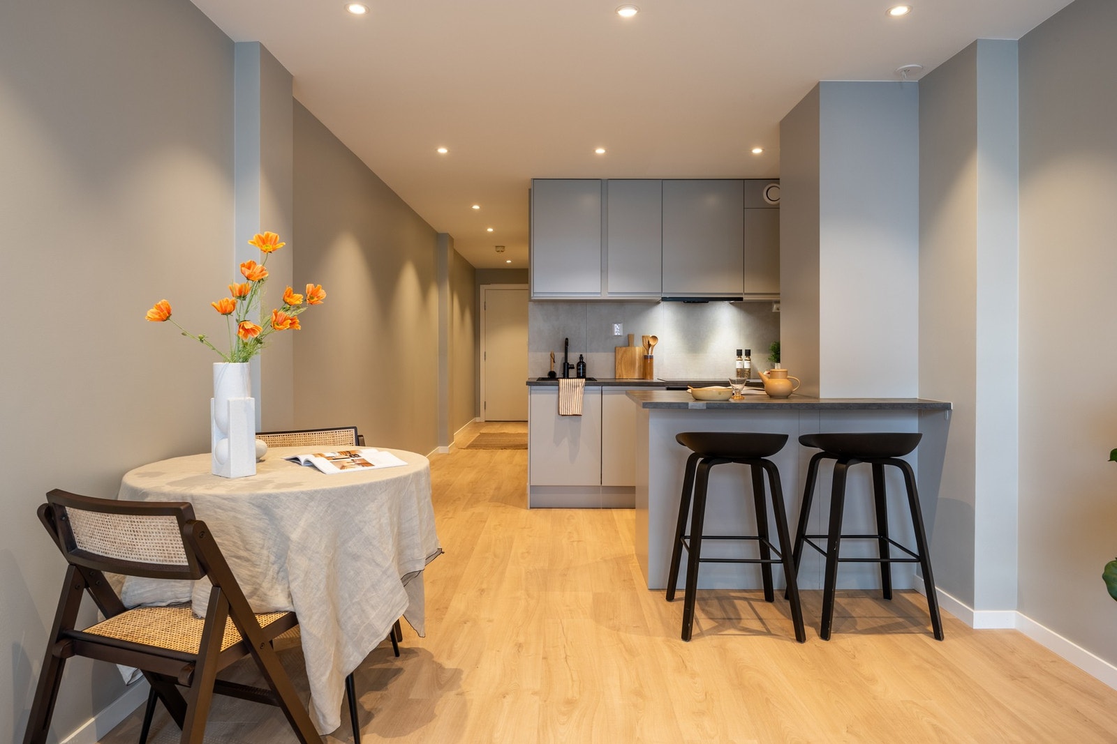 Den åpne løsningen mellom stuen og kjøkkenet skaper et herlig sosialt allrom. Galleribilde