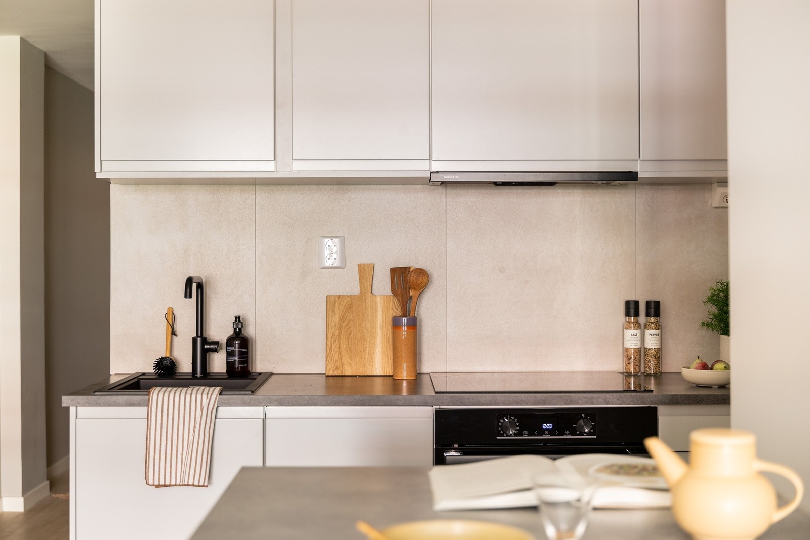 Integrerte hvitevarer gir kjøkkenet et godt helhetsuttrykk, og består av kjøleskap med frysedel, oppvaskmaskin, stekeovn og nedfelt platetopp. Galleribilde